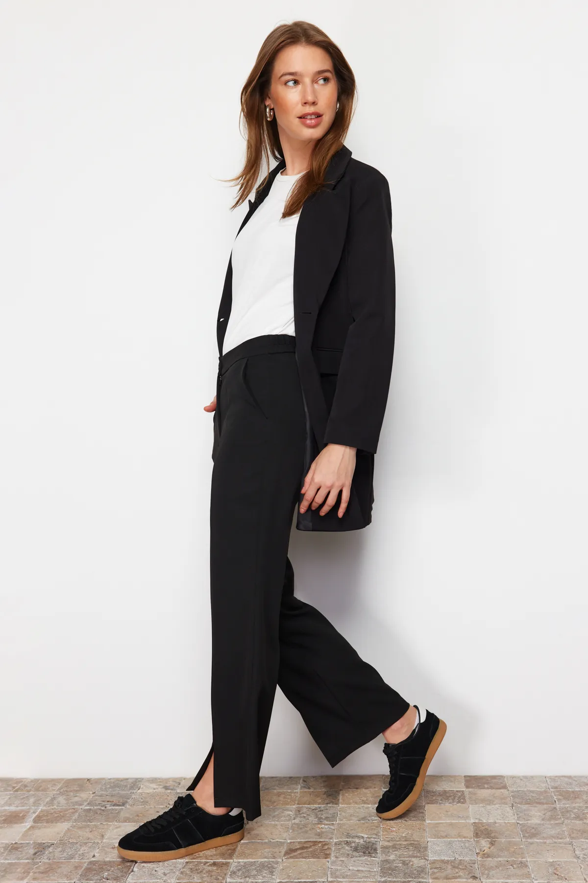 Trendyol Modest  Schwarze gewebte Hose mit hohem Bund und Schlitz und detaillierten Taschen TCTSS22PL0367