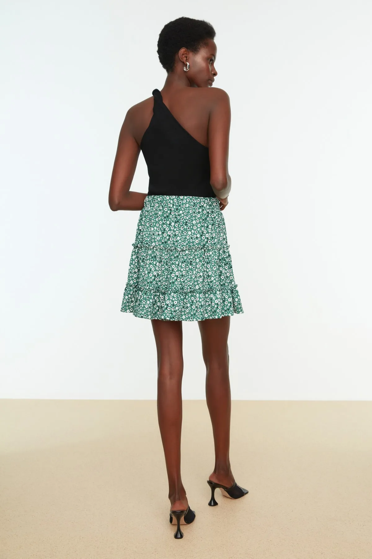 Trendyol Collection  Smaragdgrüner Rock mit Blumenmuster und Rüschen, normaler Taille, Wickel-Mini-Strickrock TWOSS21ET0027
