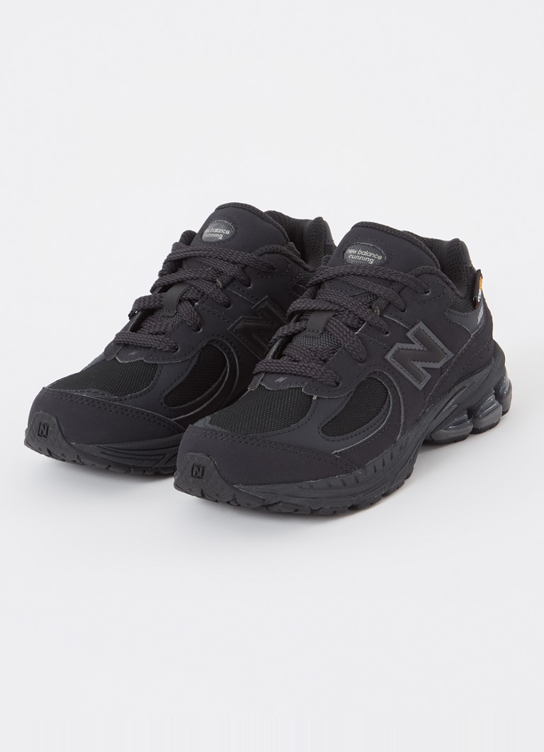 Teniși New Balance 2002 cu detalii din plasă și piele întoarsă.