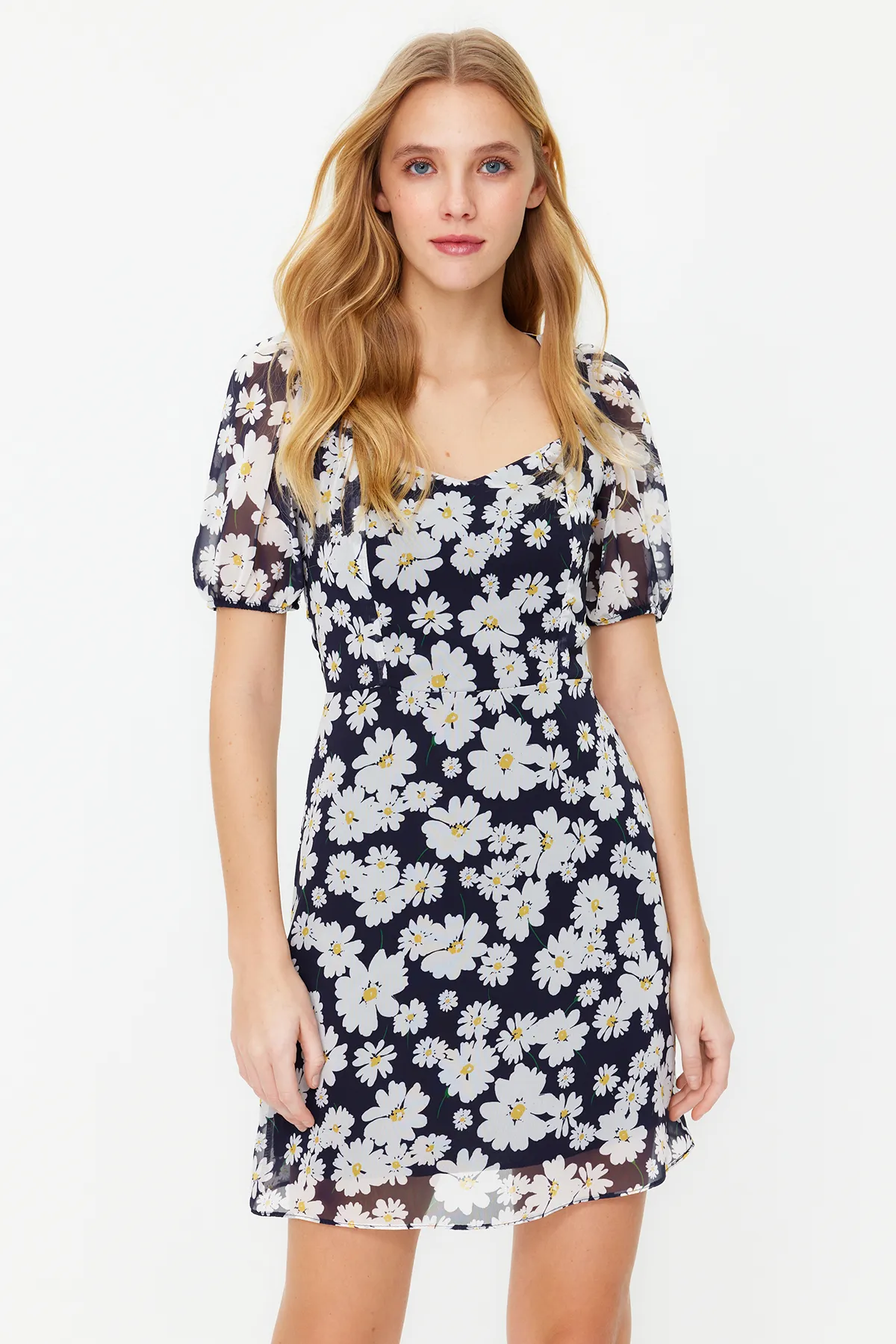 Trendyol Collection  Marineblaues, florales A-Linien-Minikleid aus Chiffon mit Futter TWOSS22EL2168