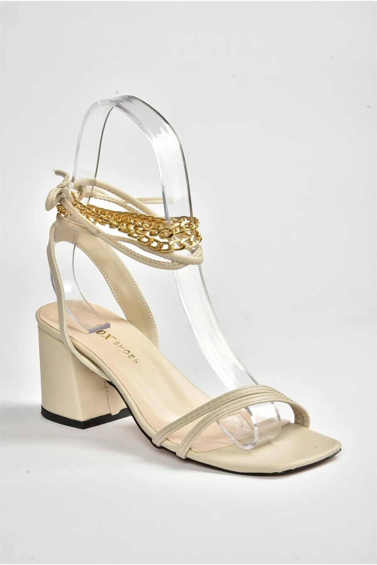 Fox Shoes  Beigefarbene Damenschuhe mit kurzem Absatz und Goldkette und detailliertem Knöchelriemen M369541209