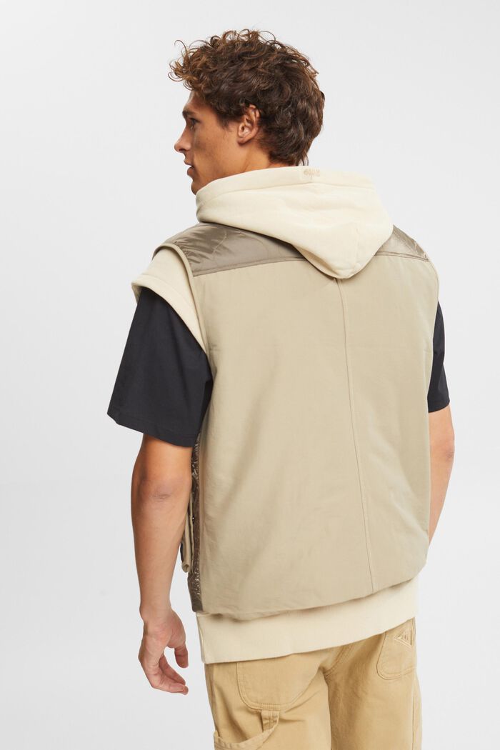 Recycelt: Weste mit Taschen
