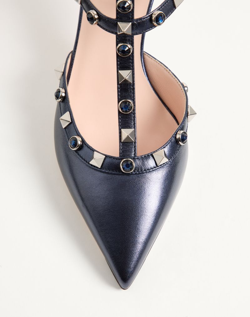 Rockstud pumps van gelamineerd nappaleer met een cabochon van 65 mm.