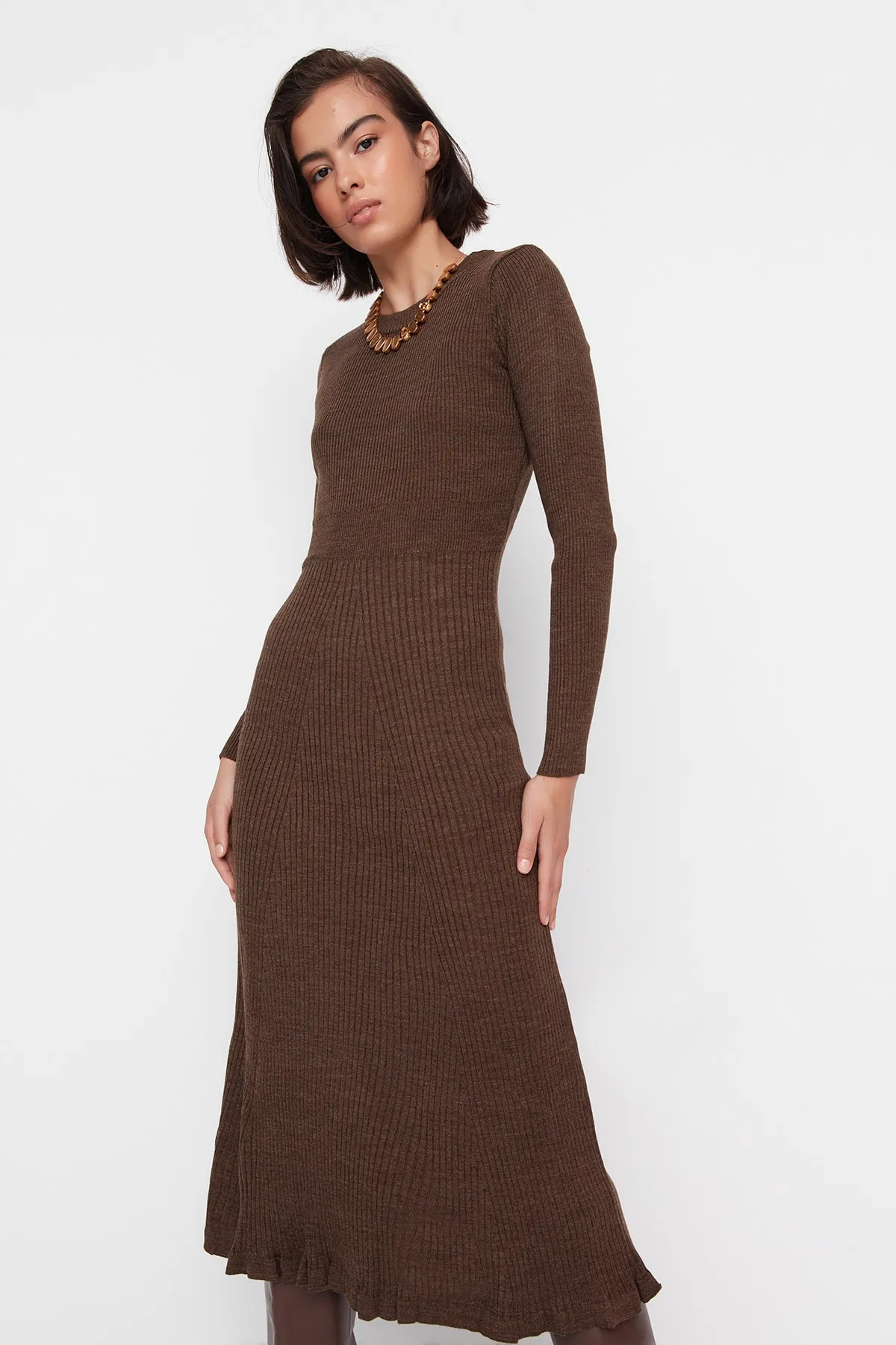 Trendyol Collection  Braunes Midi-Strickkleid mit Rundhalsausschnitt TWOAW21EL0422