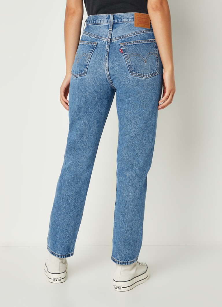 Blugi Levi's 501 cu talie înaltă, croială dreaptă, lungime 7/8, într-o nuanță medie.