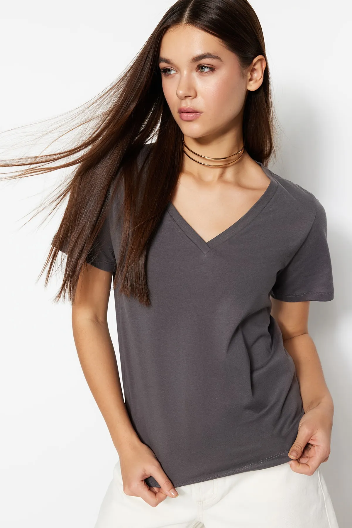 Trendyol Collection  Anthrazitfarbenes Basic-Strick-T-Shirt mit V-Ausschnitt aus 100 % Baumwolle TWOSS23TS00001