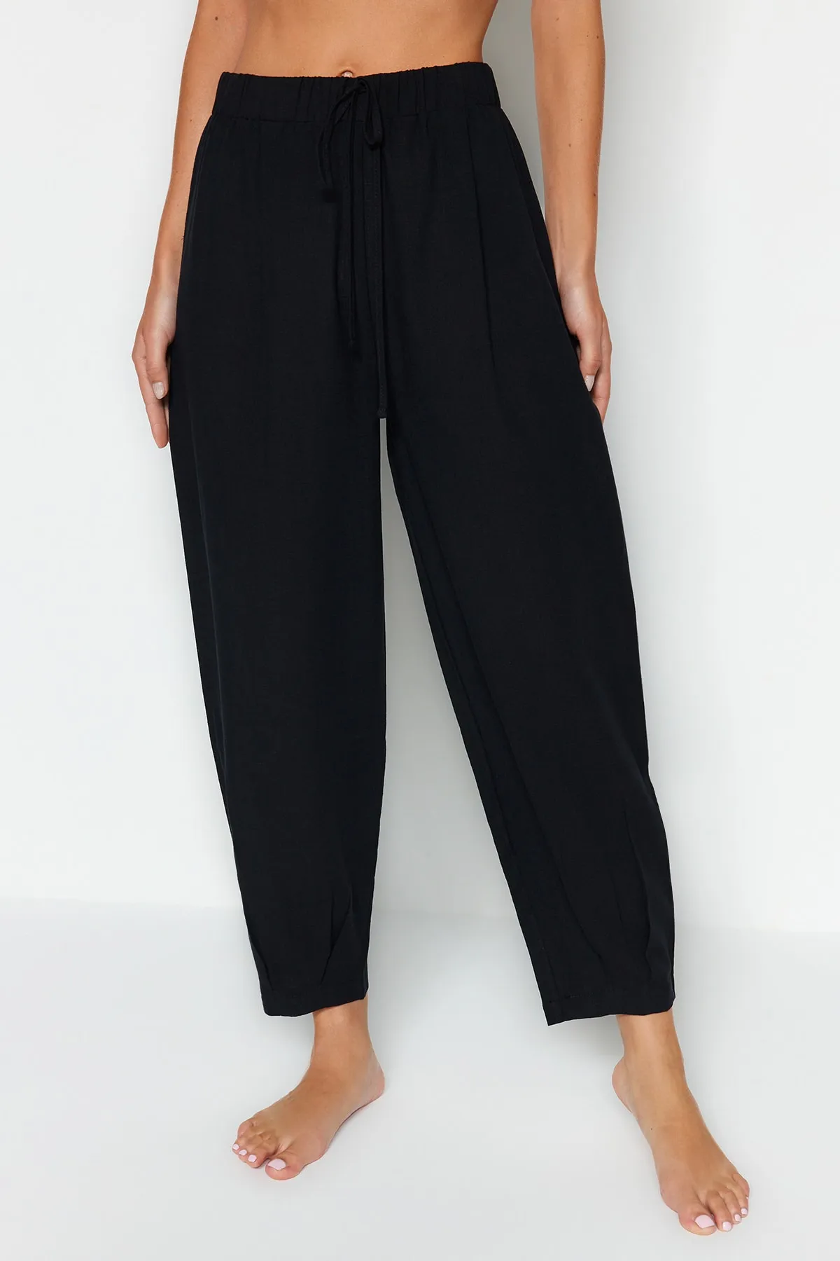 Trendyol Collection  Schwarze gewebte Hose aus 100 % Baumwolle TBESS23PL00015