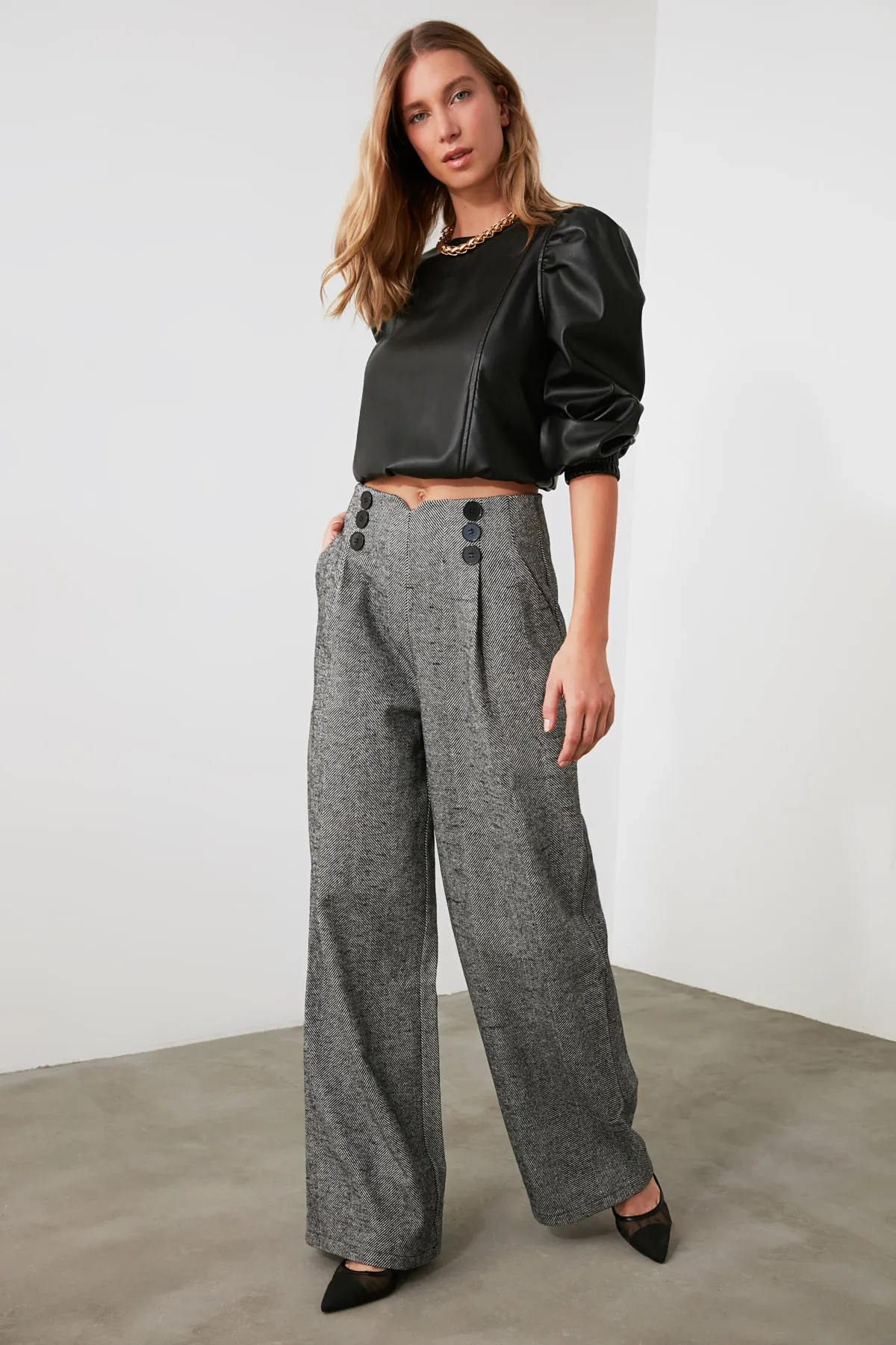 Trendyol Collection  Graue, gewebte Hose mit weitem Bein und Knopfdetail TWOAW21PL0492