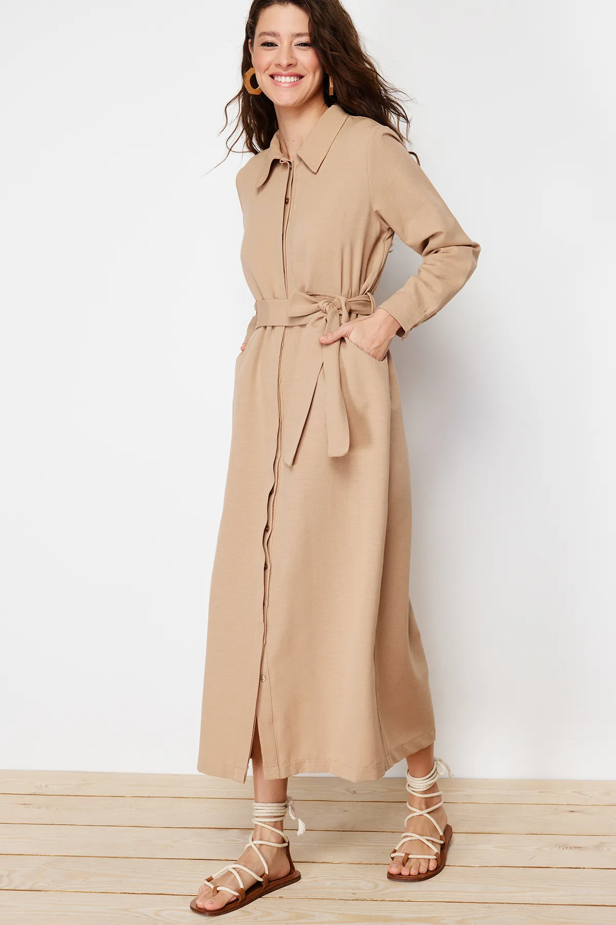 Trendyol Modest  Hellbeiges gewebtes Kleid in Leinenoptik TCTSS24EB00114