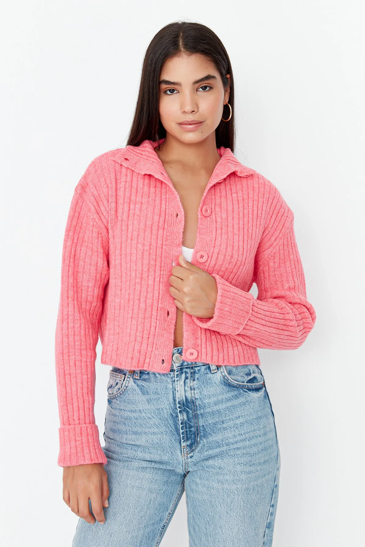 Trendyol Collection  Rosa, kurz geschnittene, weich strukturierte Strickjacke mit Stehkragen TWOAW22HI0174