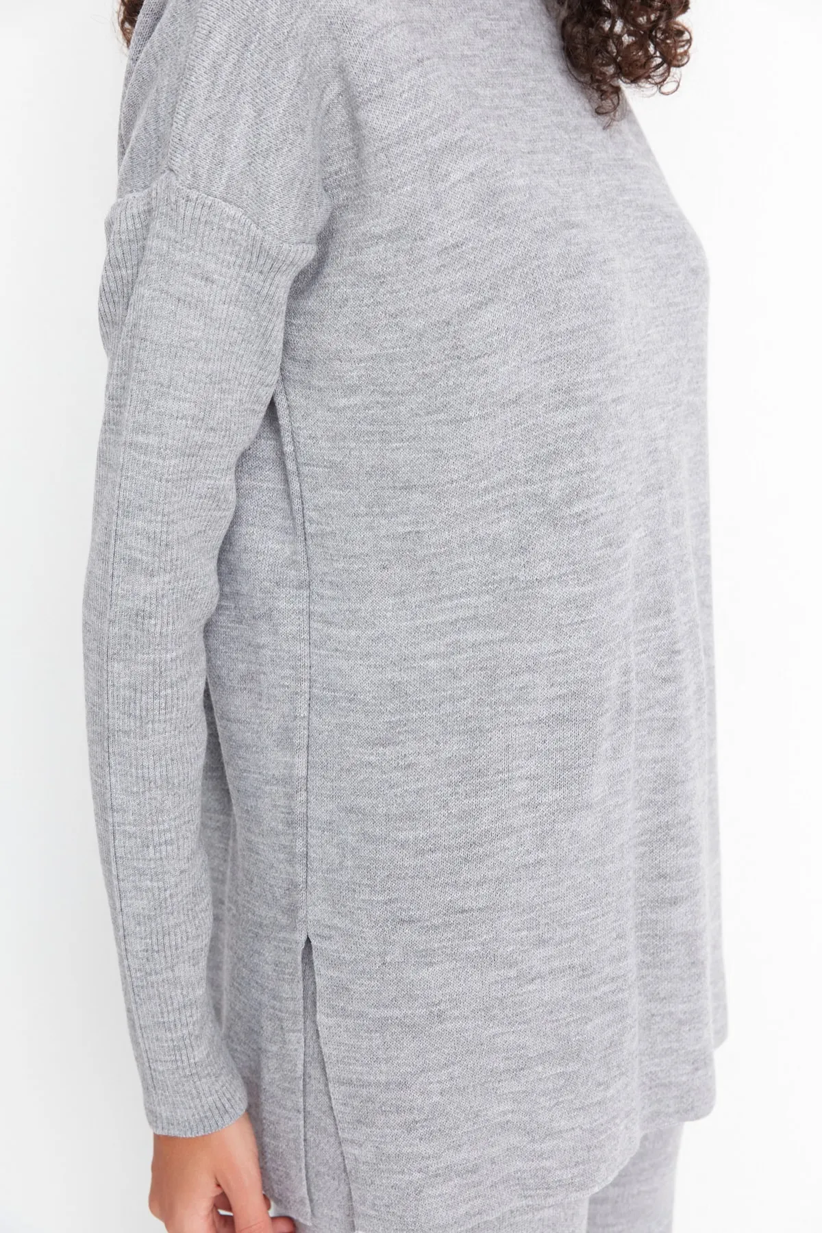 Trendyol Collection  Graues Rollkragenpullover-Hosen-Set aus Oberteil und Unterteil mit Schlitzdetail TWOAW22AU0102