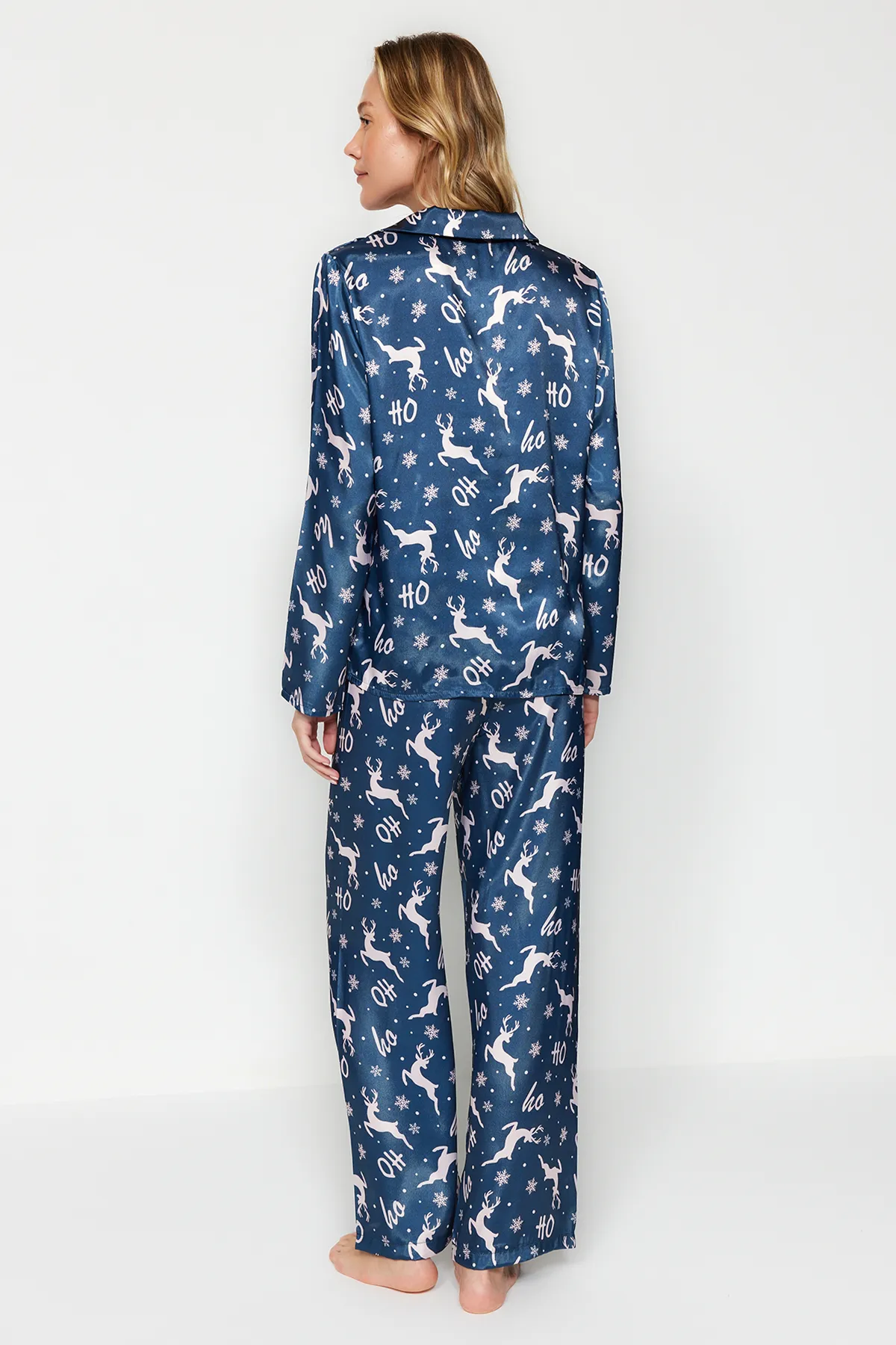 Trendyol Collection  Marineblau-mehrfarbiges, gewebtes Pyjama-Set aus Hemd und Hose aus Satin mit Neujahrsmotiv THMAW24PT00037