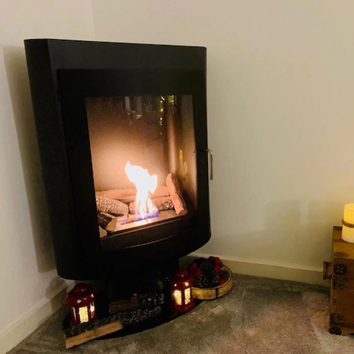 ScandiFlames Trenton Schwarz Bioethanol Kaminofen, klassisches Aussehen, gemütliche Atmosphäre, freistehender Holzofen, verschiedene Optionen verfügbar, 2,2 kW.