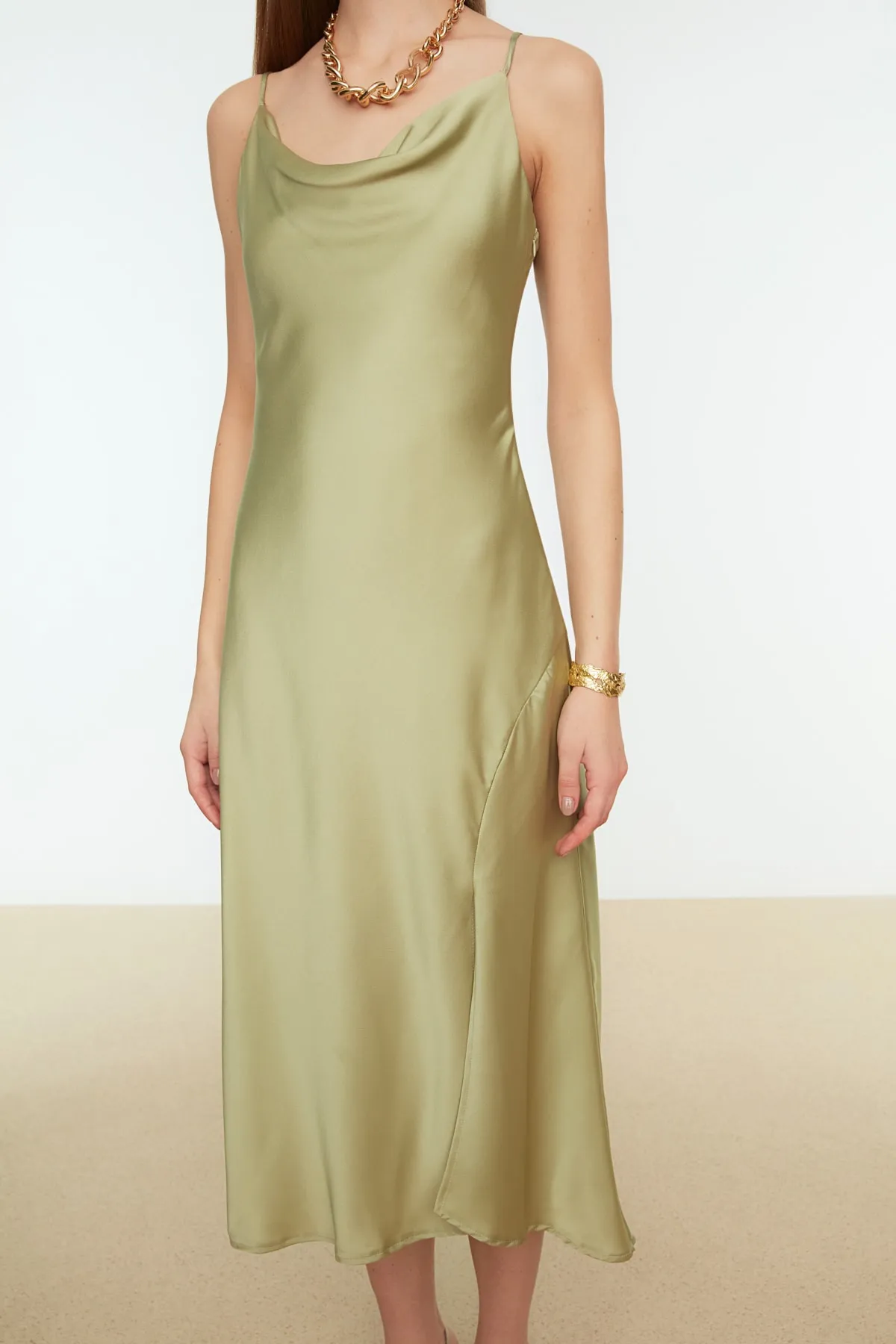 Trendyol Collection  Grün gefüttertes Abendkleid aus gewebtem Satin TPRSS19BB0058