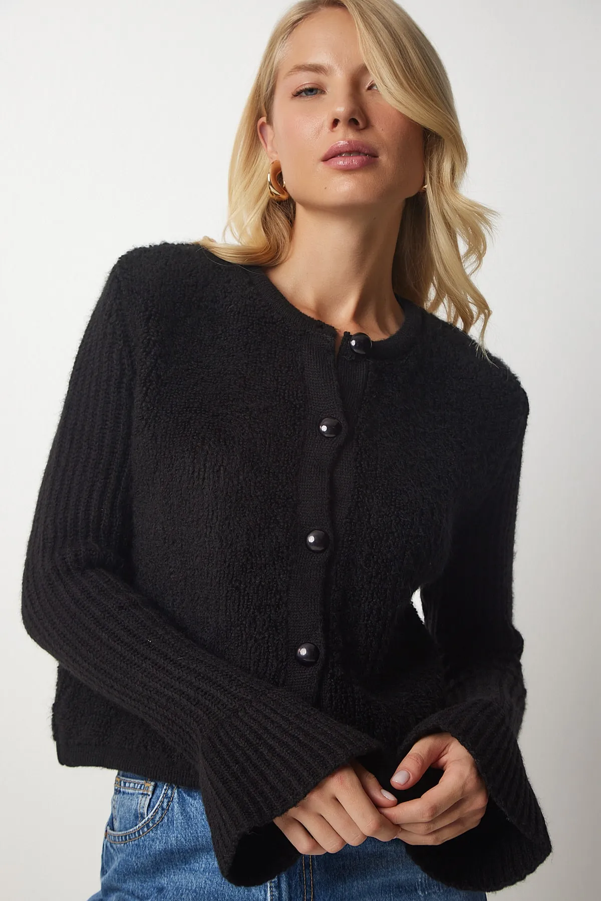 Happiness İstanbul  Schwarze Bouclé-Strickjacke mit Knöpfen für Damen YY00152