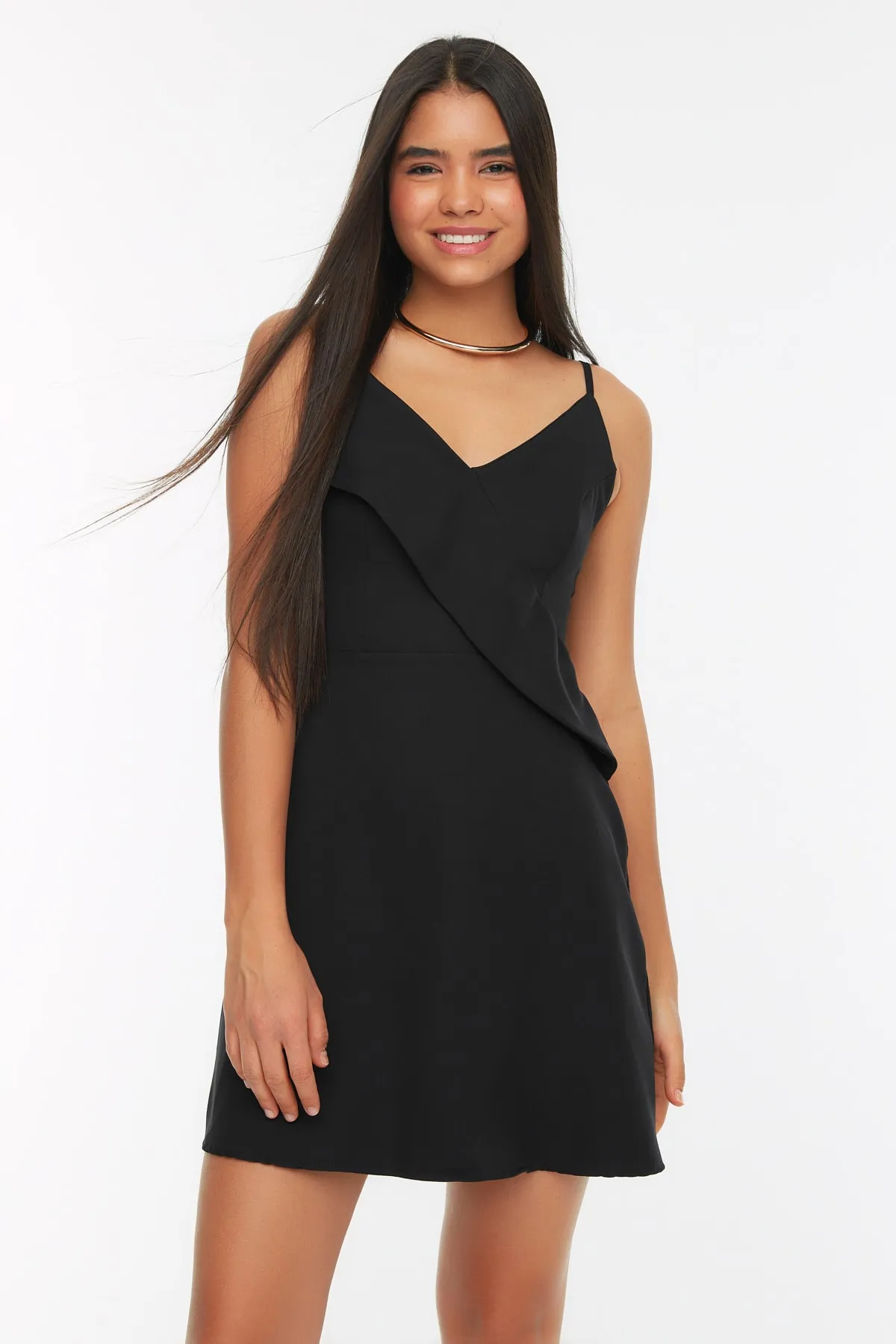 Trendyol Collection  Schwarzes A-Linien-Kleid aus gewebtem Mini-Volant mit V-Ausschnitt und Trägern TWOSS20EL1123