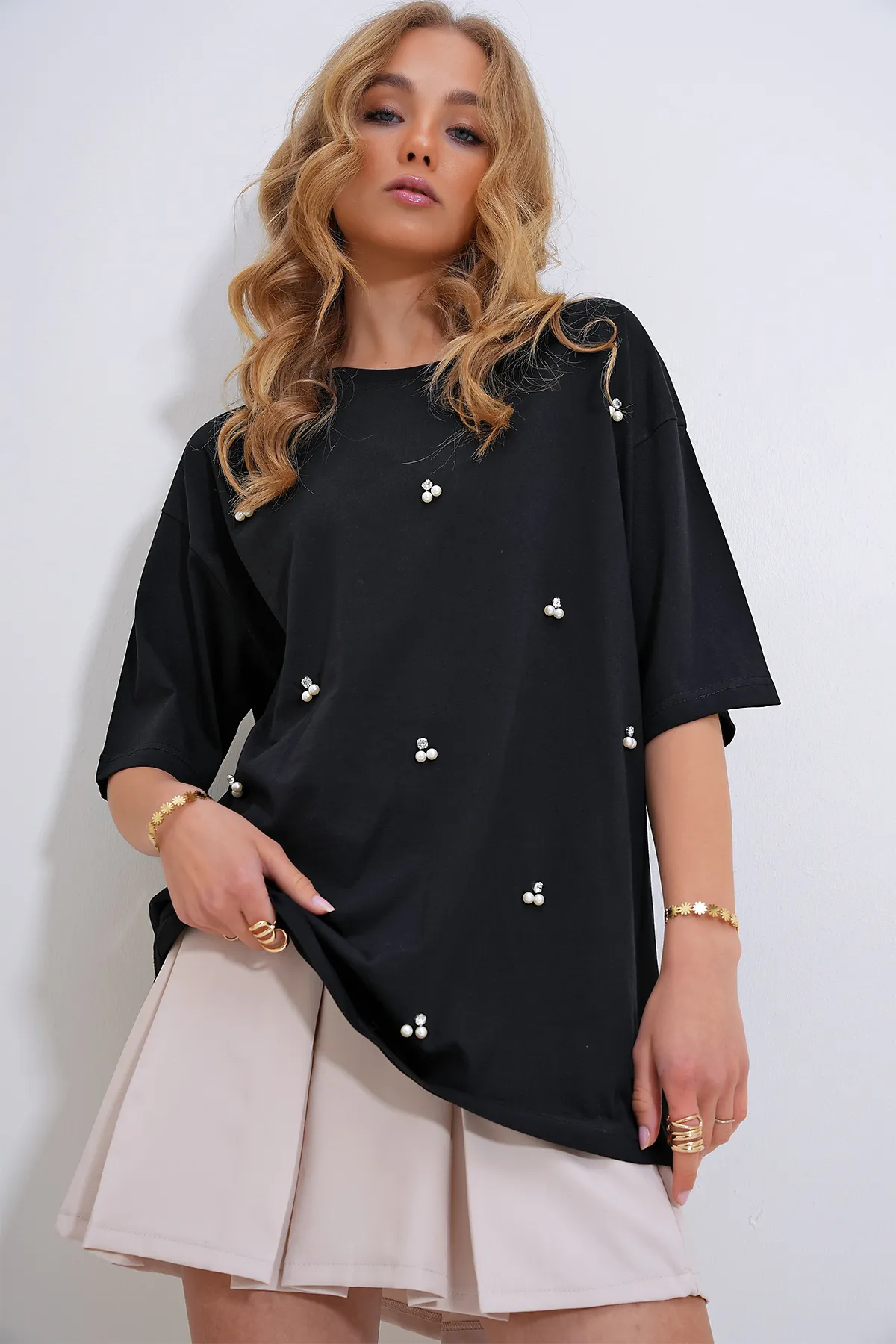 Trend Alaçatı Stili  Schwarzes Oversize-T-Shirt mit Rundhalsausschnitt und Perlen- und Steinstickerei für Damen ALC-X11964