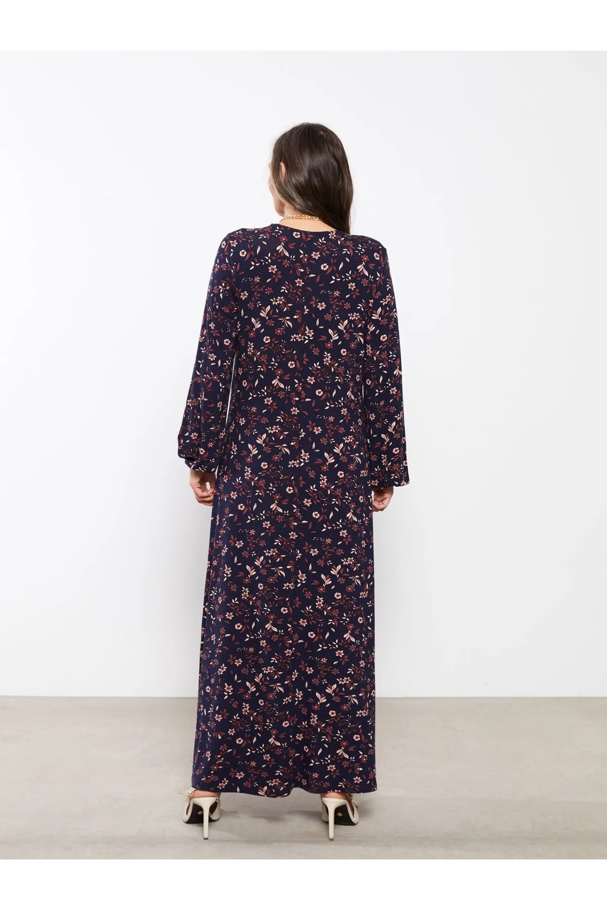 LC Waikiki  Geblümtes Damenkleid mit Rundhalsausschnitt und langen Ärmeln