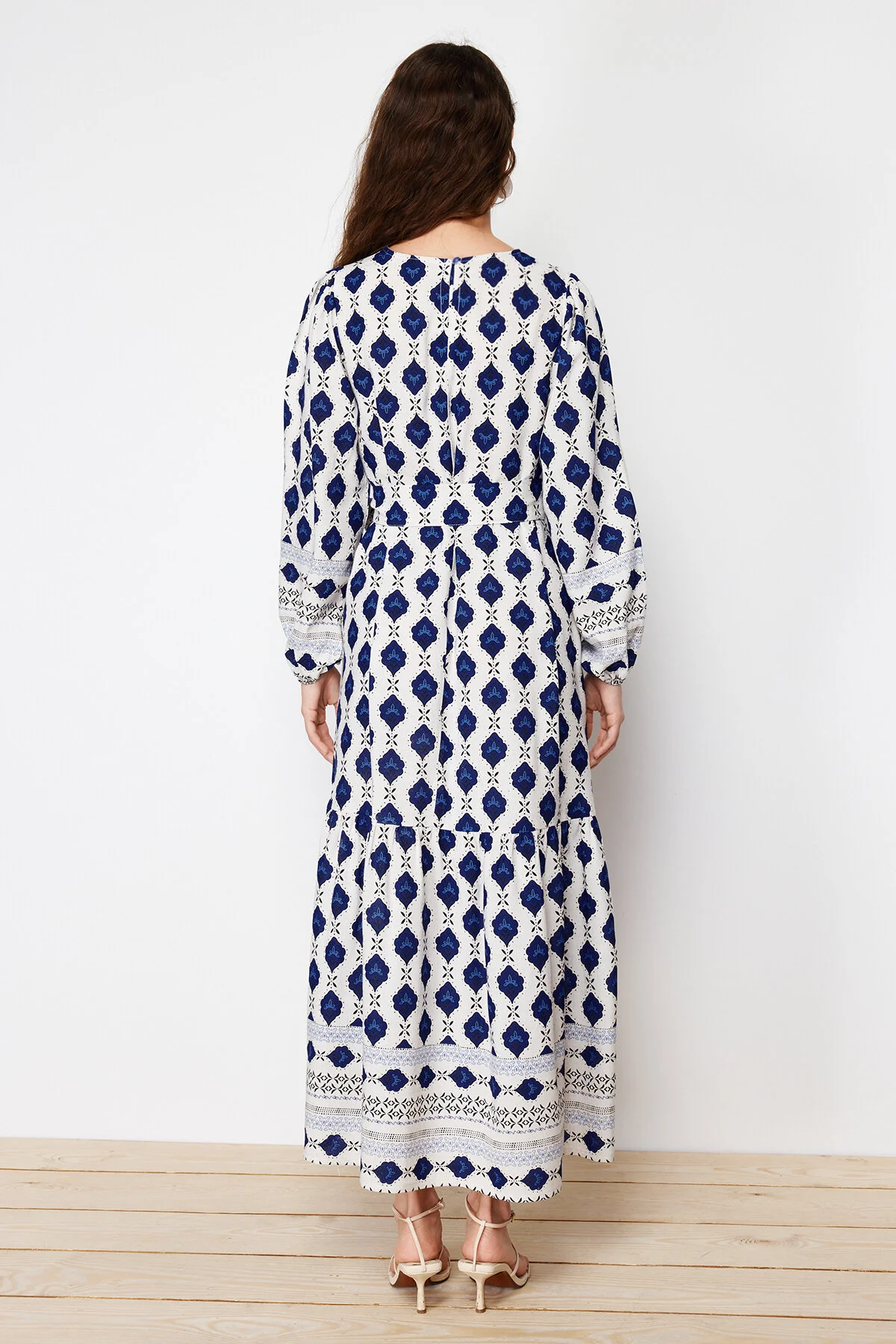 Trendyol Modest  Marineblaues, gewebtes Kleid in Leinenoptik mit ethnischem Muster TCTSS24EB00062