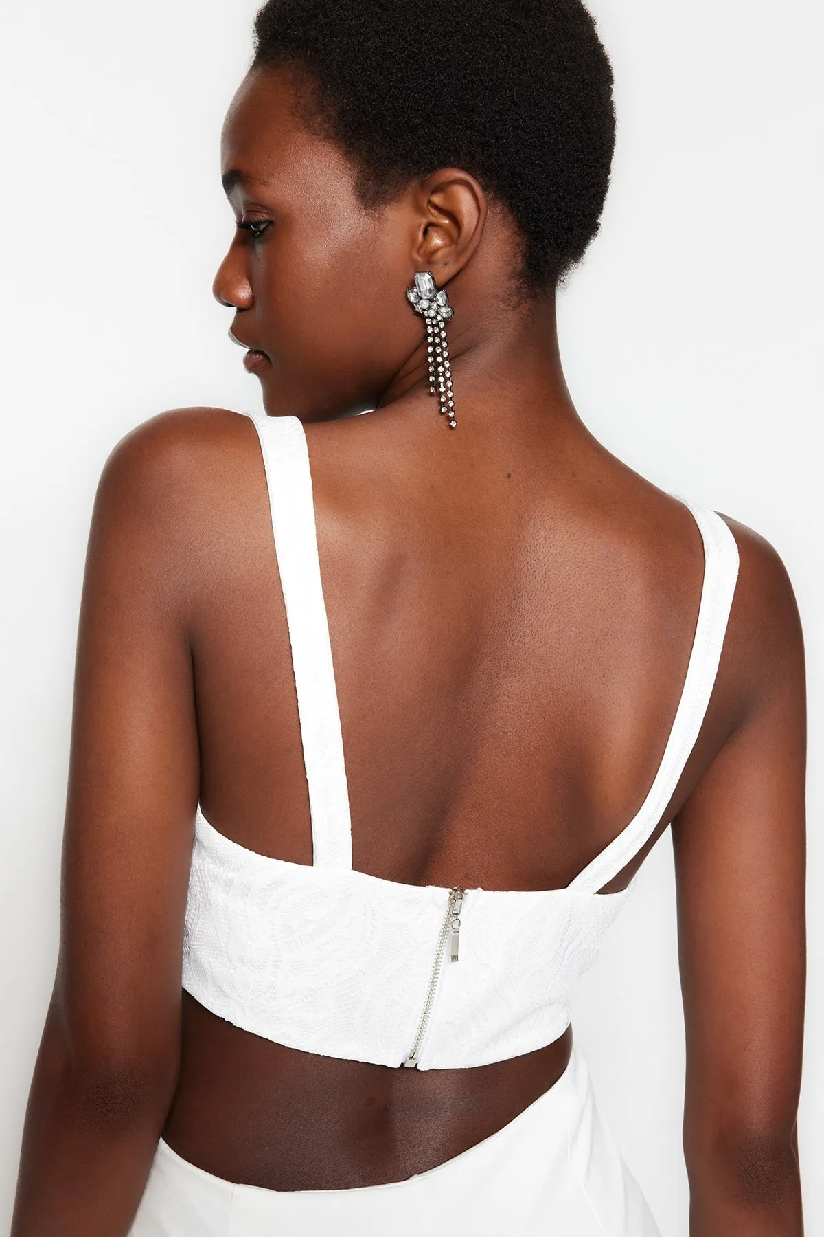 Trendyol Collection  Ecrufarbenes, bauchfreies, gefüttertes Bustier mit schräger Spitze TPRSS23BS00032