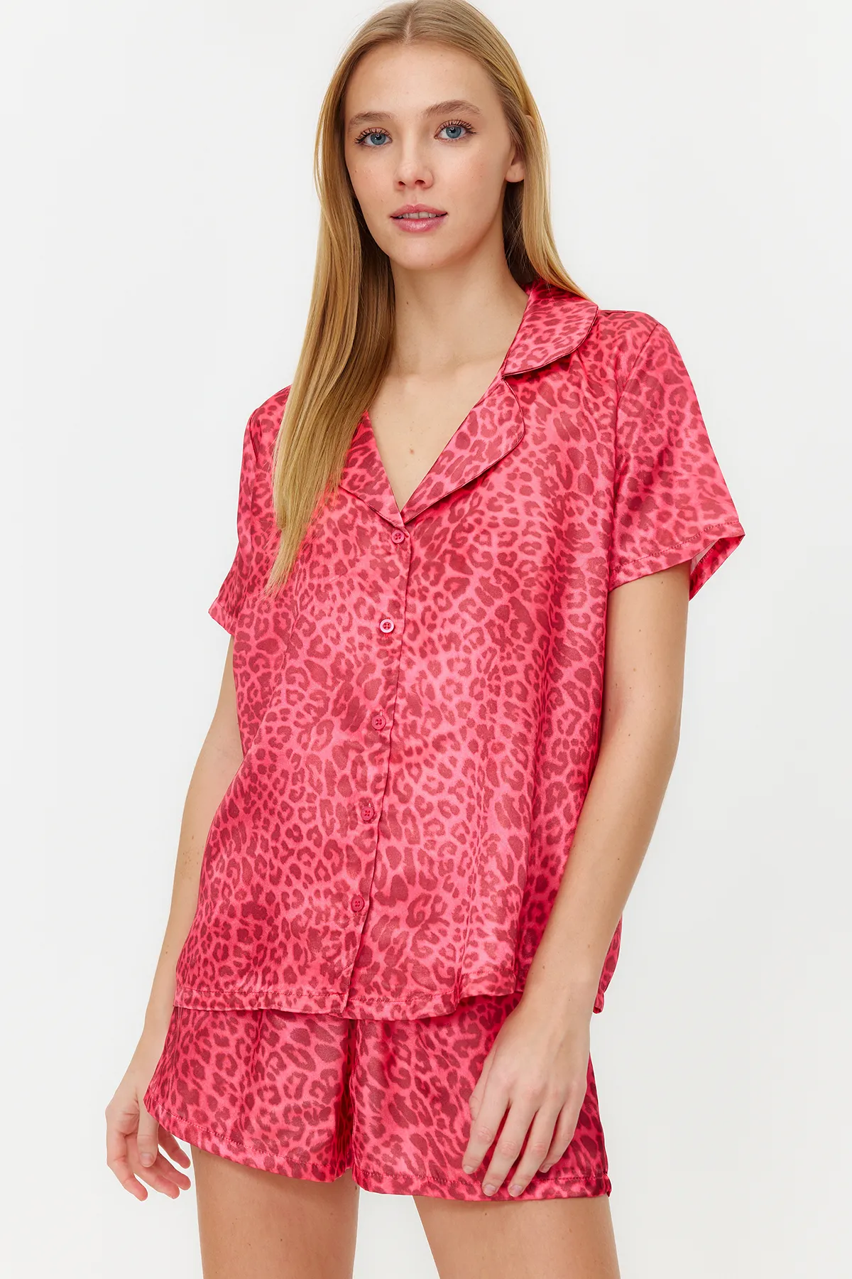 Trendyol Collection  Burgunderrotes, mehrfarbiges, gewebtes Pyjama-Set mit Hemd und Shorts aus Satin mit Leopardenmuster THMSS20PT0158