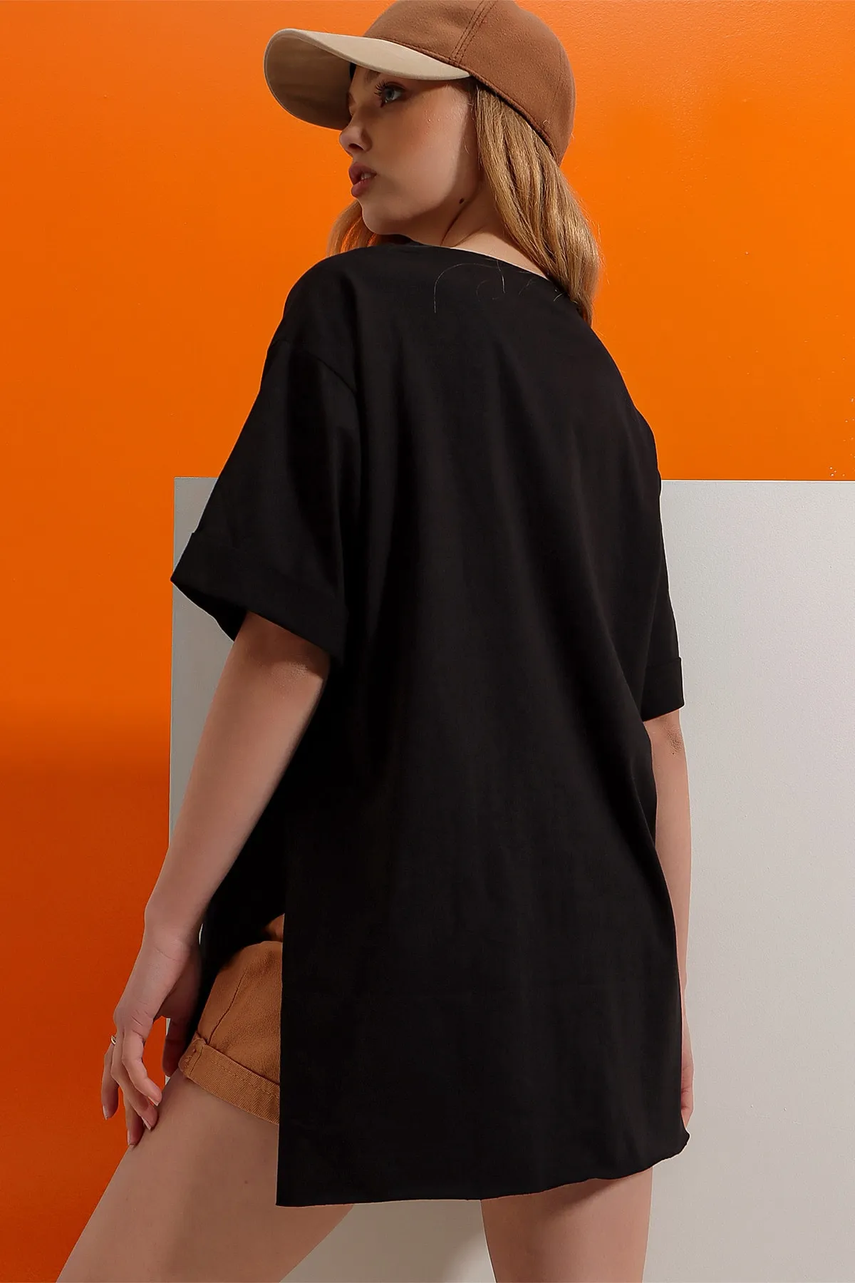 Trend Alaçatı Stili  Schwarzes Damen-T-Shirt mit Rundhalsausschnitt und Giraffen-Stickerei, doppelärmelig, lasergeschnitten, Oversize-T-Shirt ALC-X8475