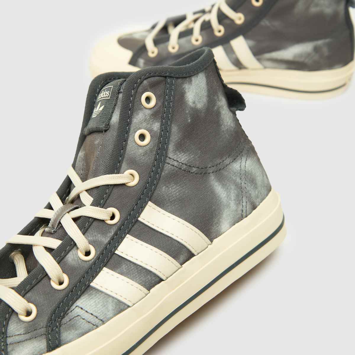 adidas ljusgrå Nizza Hi Youth-träningsskor