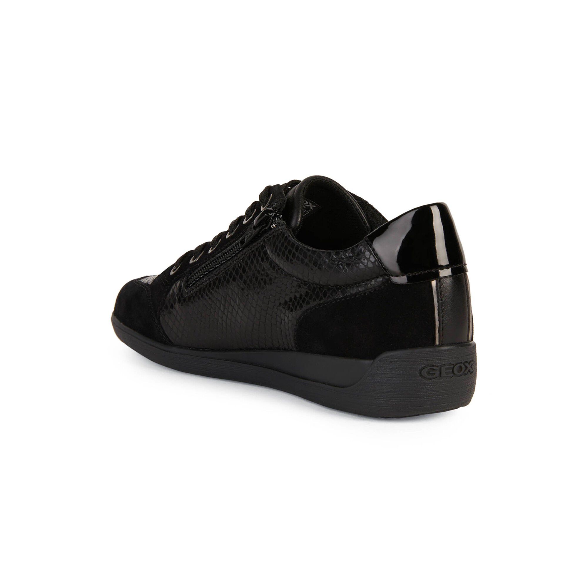 Baskets basses noir dessus cuir
