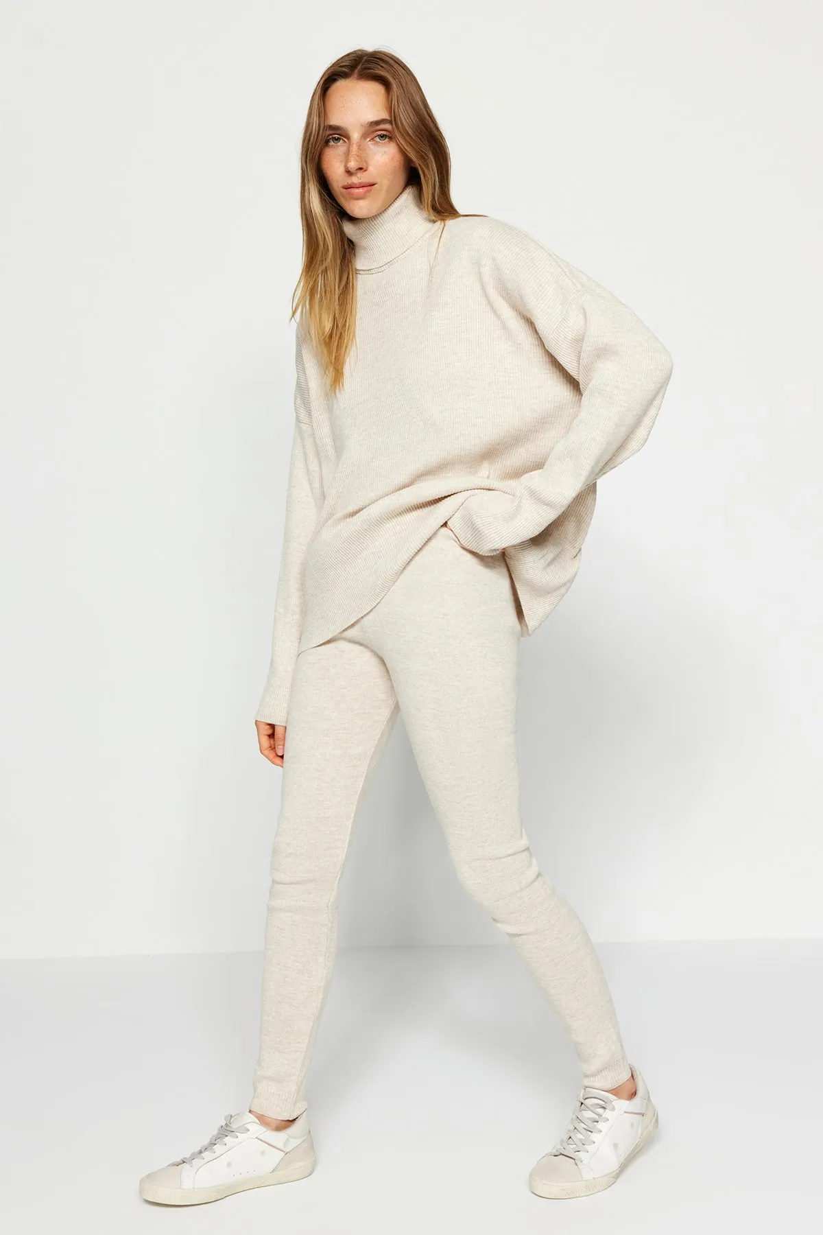 Trendyol Collection  Stone Wide Fit Rollkragen-Strickoberteil und -unterteil-Set TWOAW24AU00022