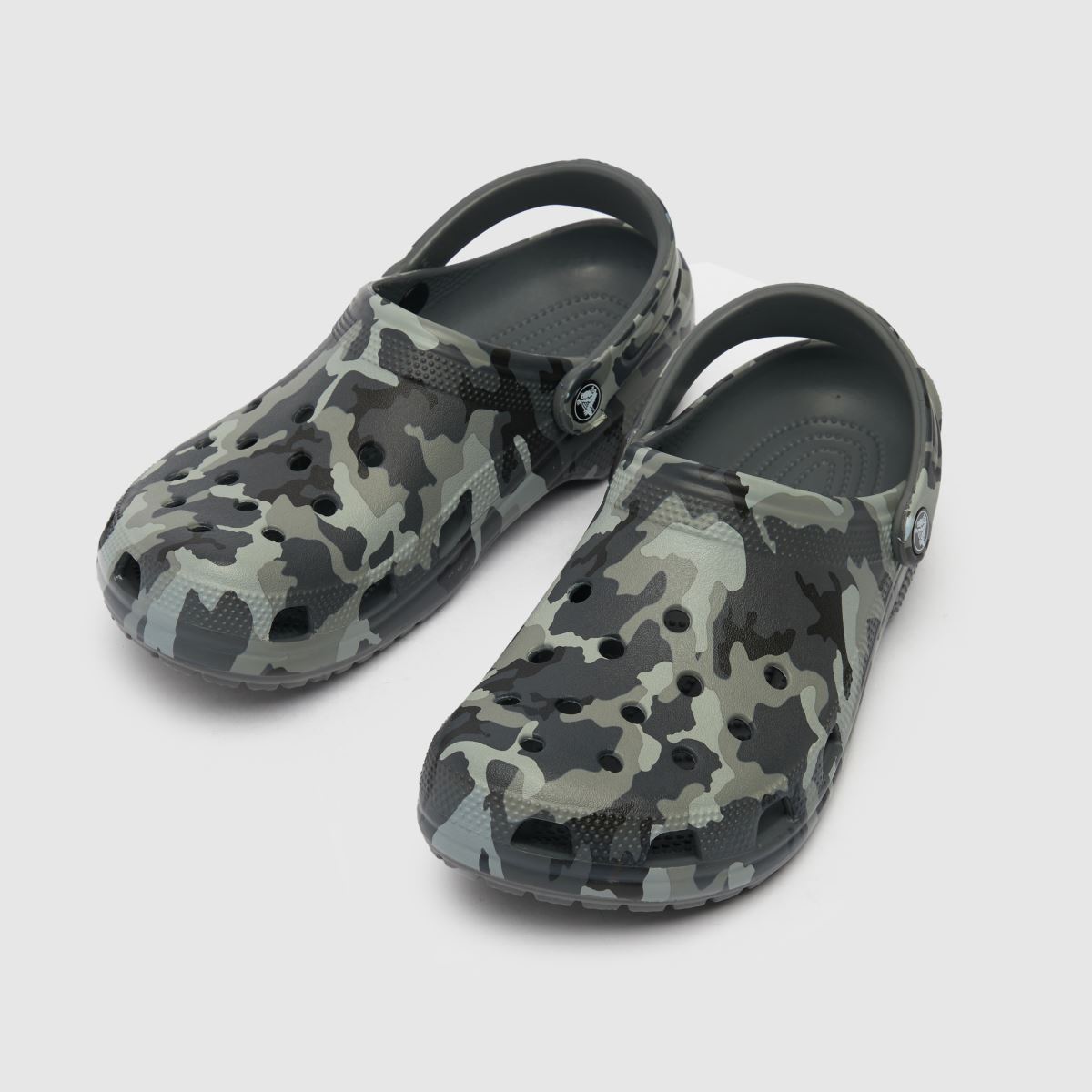 Klasični sandali Crocs s kamuflažnim potiskom v sivi barvi