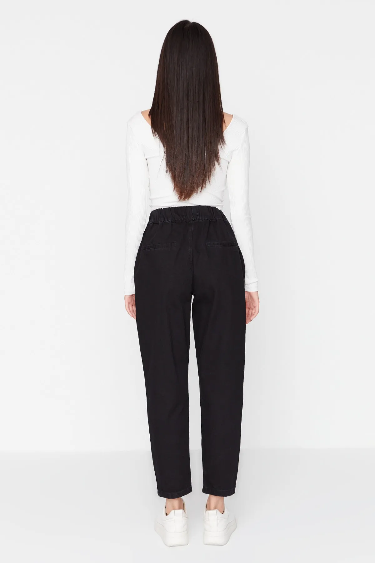Trendyol Collection  Schwarze Mom-Jeans mit hohem Bund und elastischem Bund TWOSS21JE0655