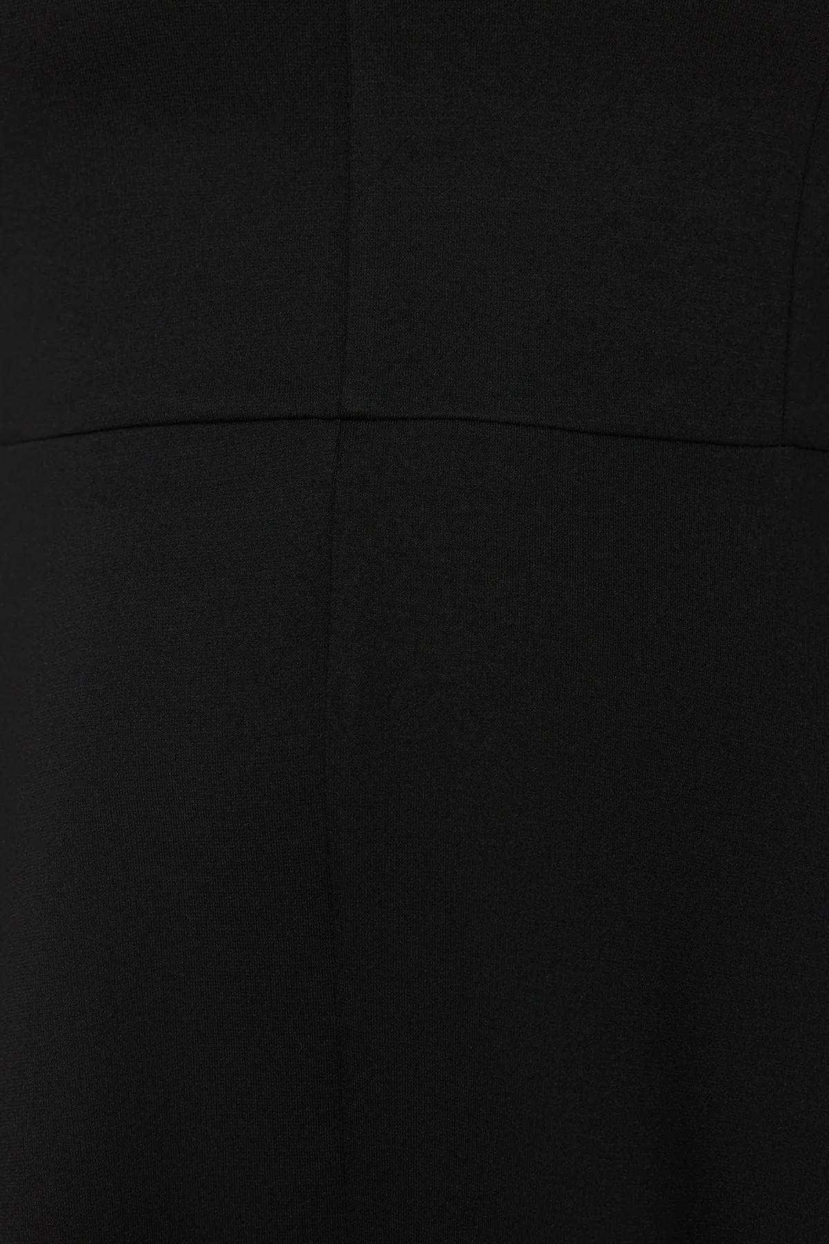 Trendyol Curve  Schwarzes Mini-Strickkleid mit Nähten TBBSS24AH00005