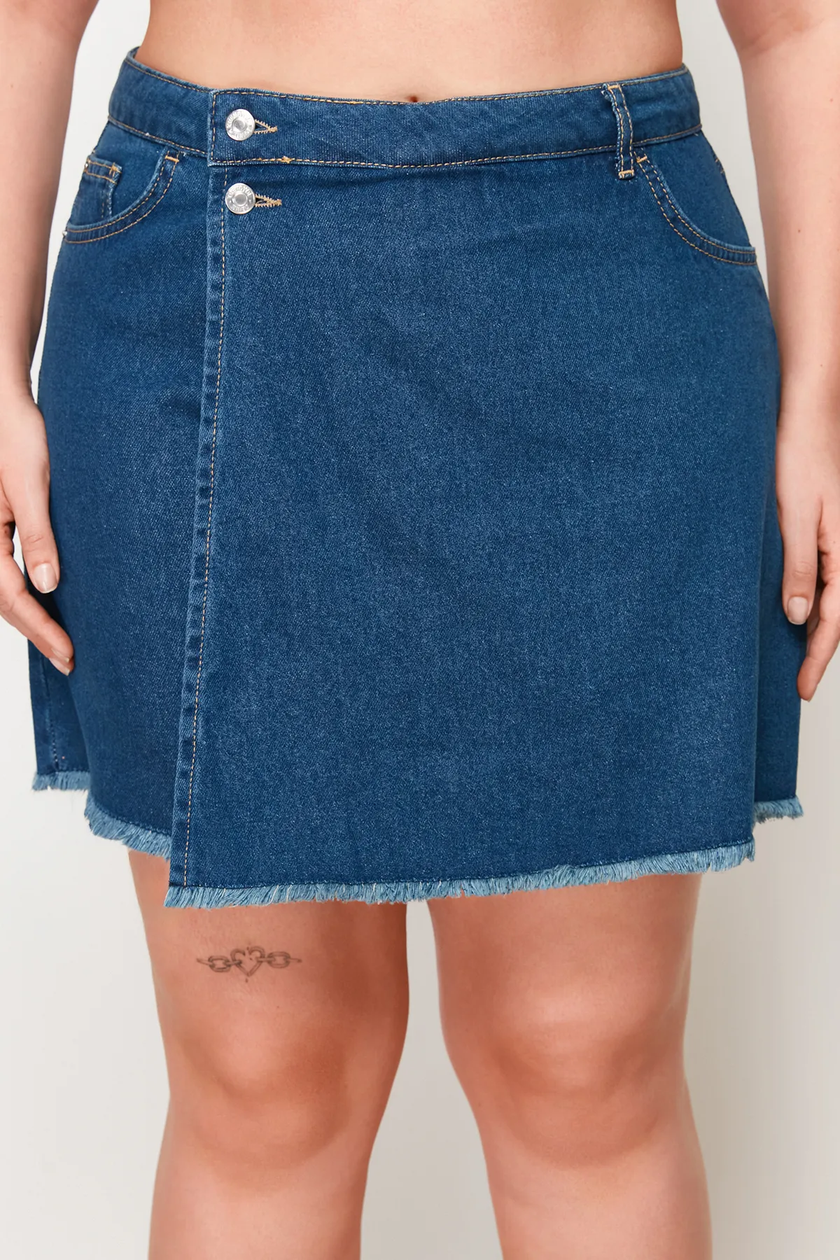Trendyol Curve  Dunkelblauer Shorts-Rock mit hohem Taillensaum und Quasten TBBSS23AP00008
