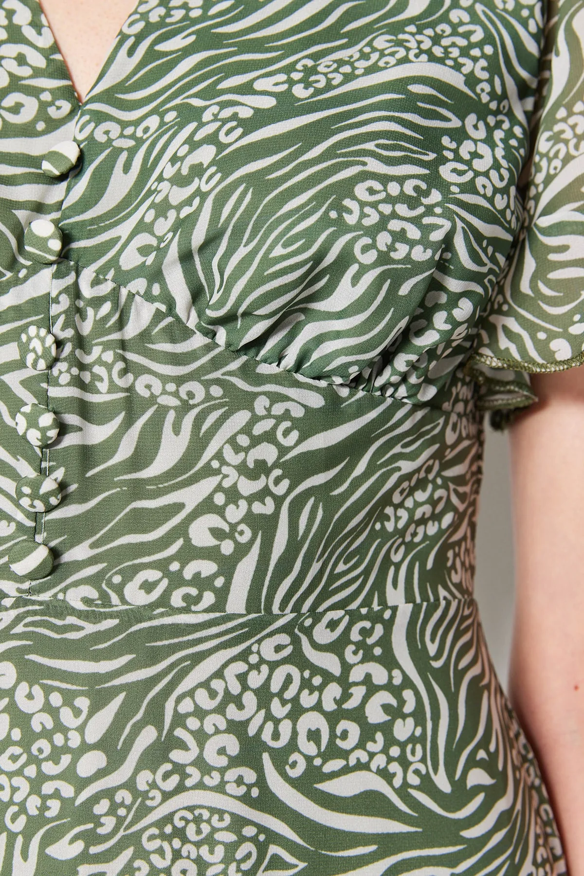 Trendyol Collection  Grünes, gewebtes Kleid in A-Linie/Glockenform mit Tiermuster und Rüschen in Midi-Länge TWOSS23EL00995