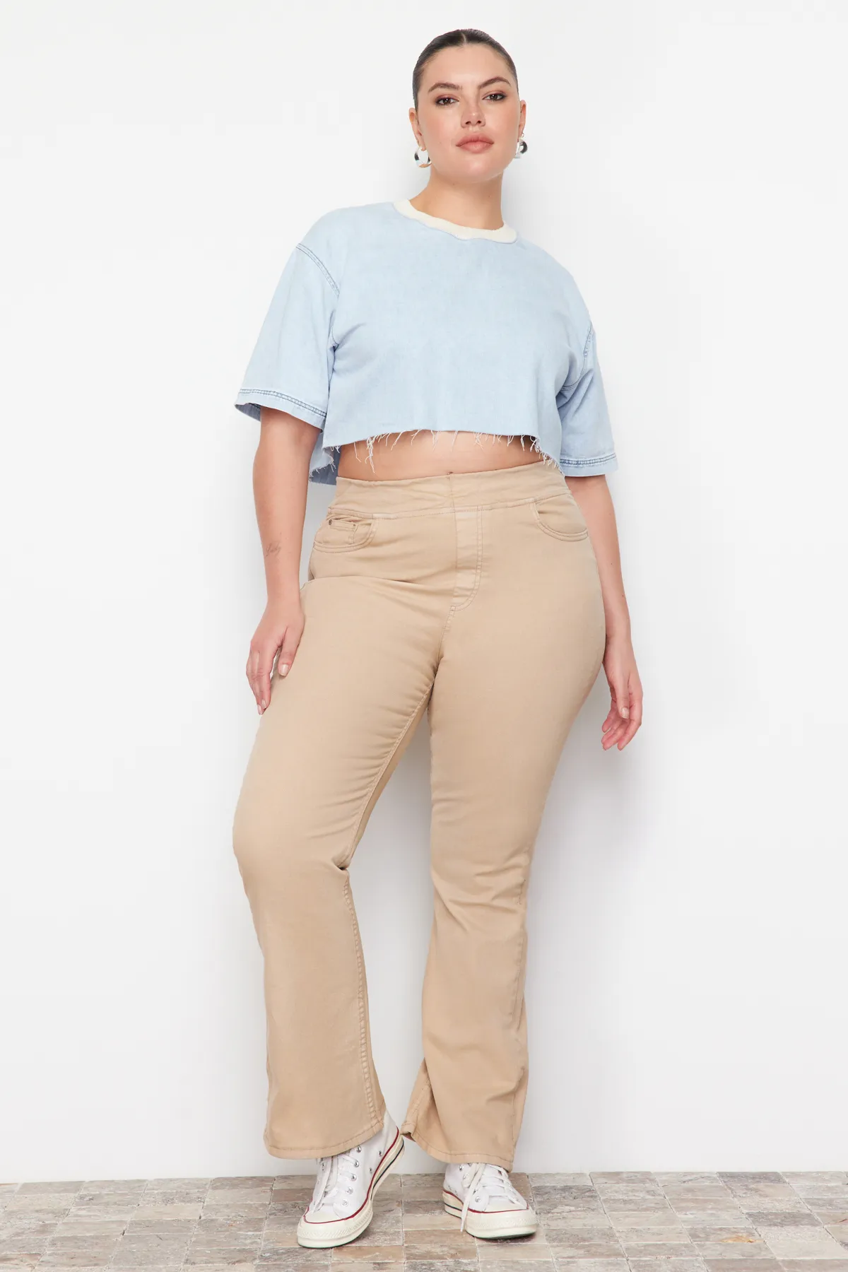 Trendyol Curve  Beigefarbene Jeans mit spanischem Bein und elastischem Bund TBBAW23CJ00060