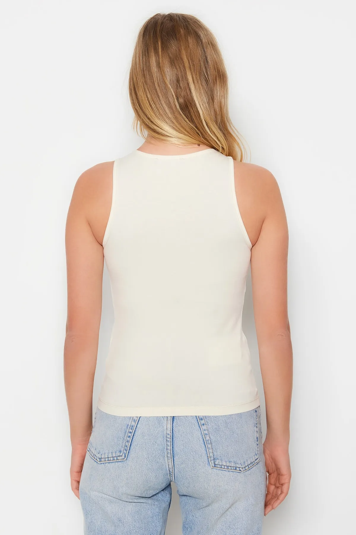 Trendyol Collection  Tailliertes/anliegendes, flexibles Strick-Unterhemd aus steinfarbener Baumwolle mit Neckholder-Kragen TWOSS23AL00069