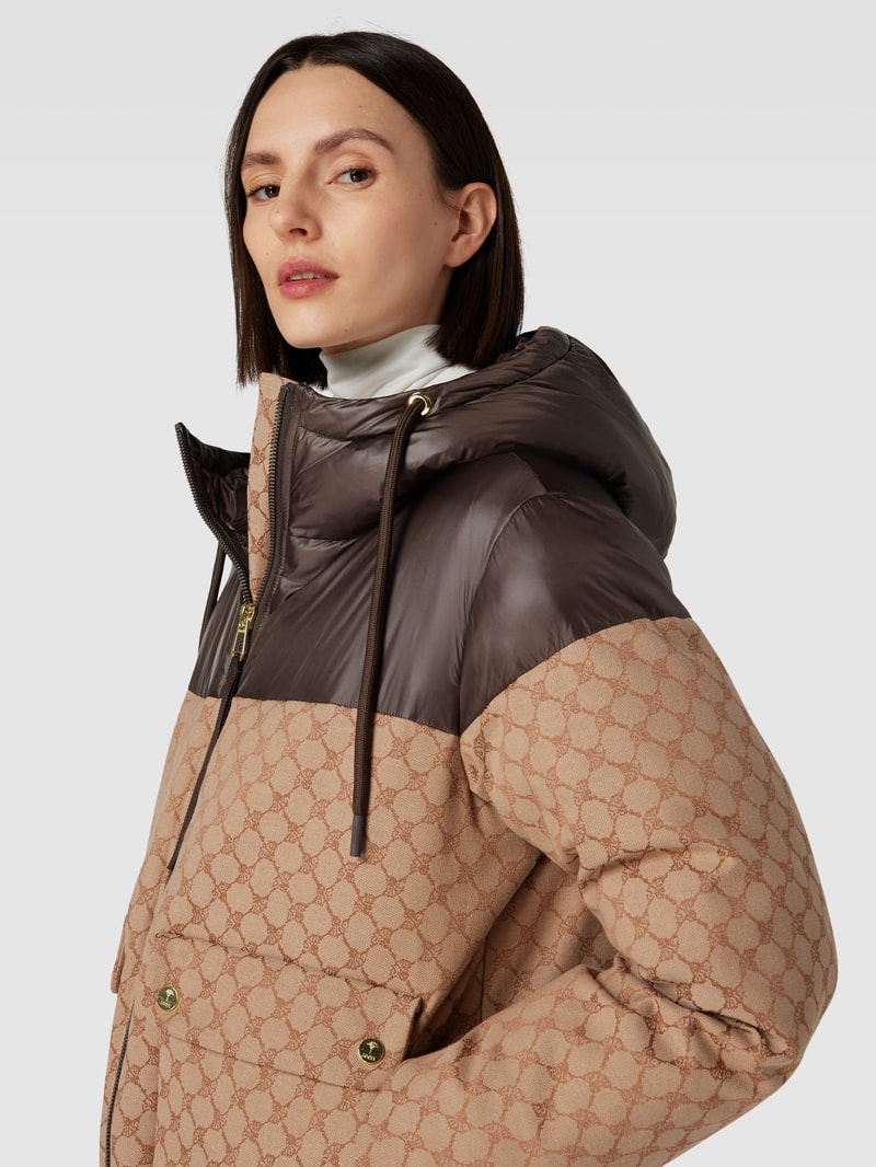 Steppjacke mit seitlichen Pattentaschen in camel