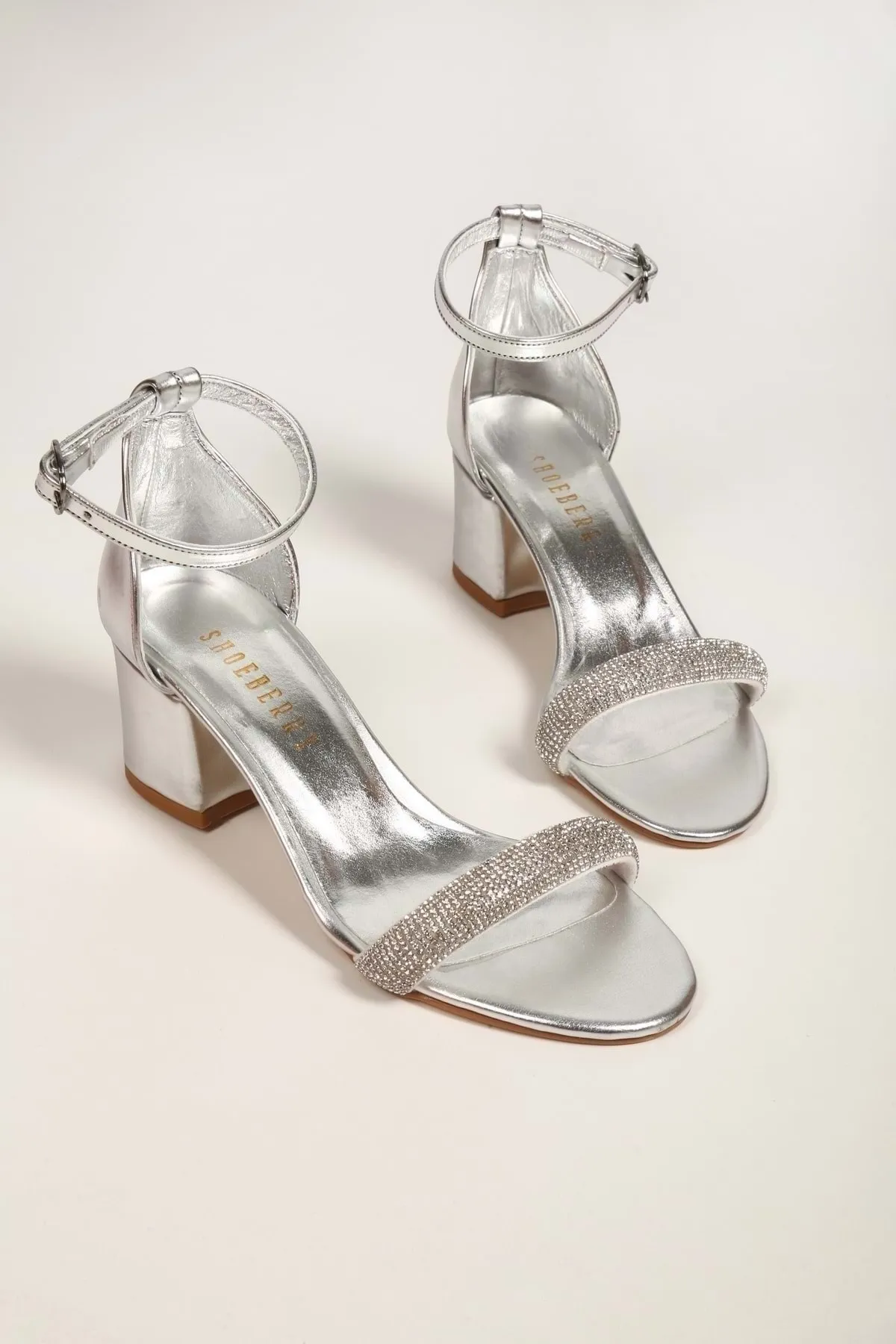 Shoeberry  Damen-Schuhe „Aris“ in Silber-Metallic mit einzelnem Riemen und Absatz