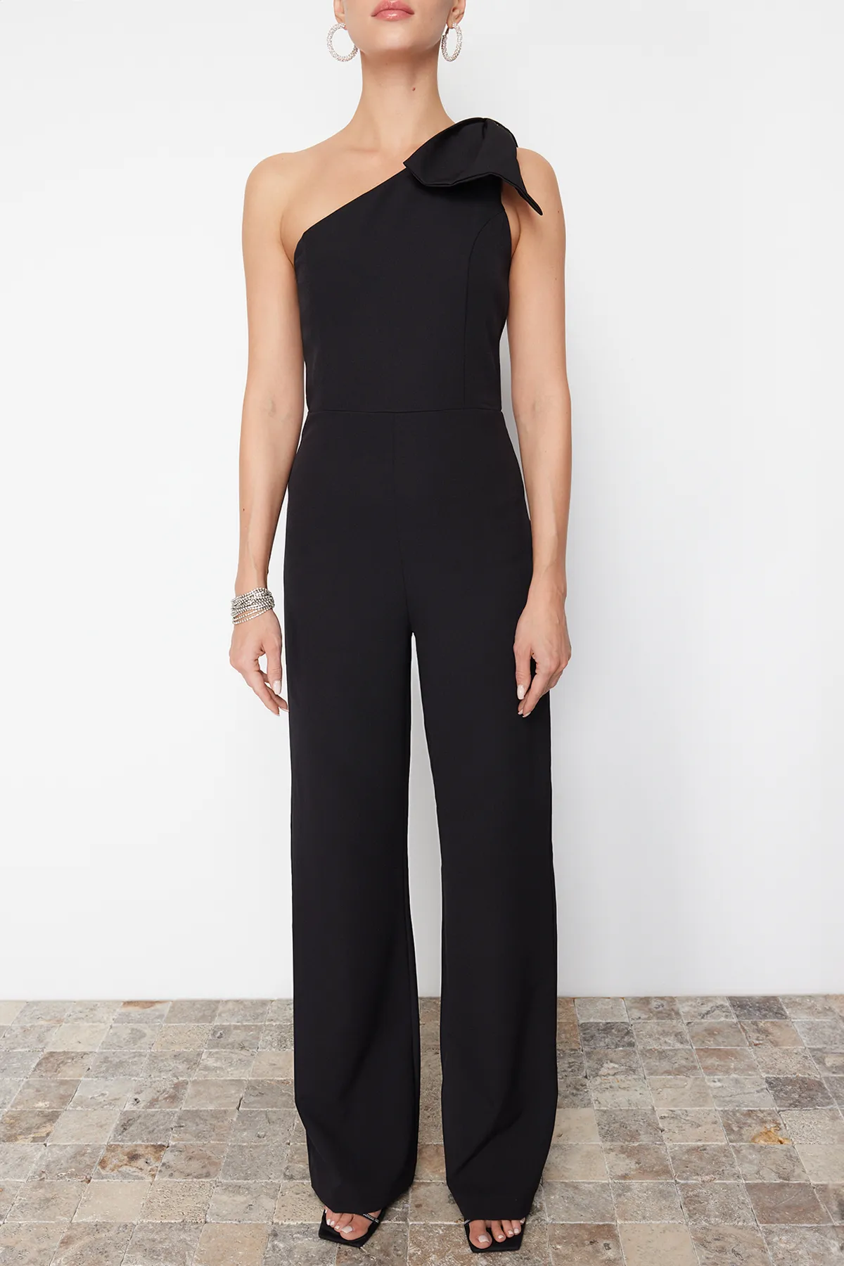 Trendyol Collection  Schwarzer gewebter Jumpsuit mit einem Ärmel – TPRSS24TU00010 mit Schleifendetail