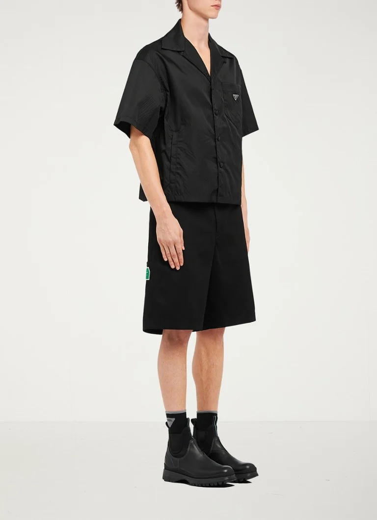 Camisa Prada Re-Nylon oversized com bolso no peito.