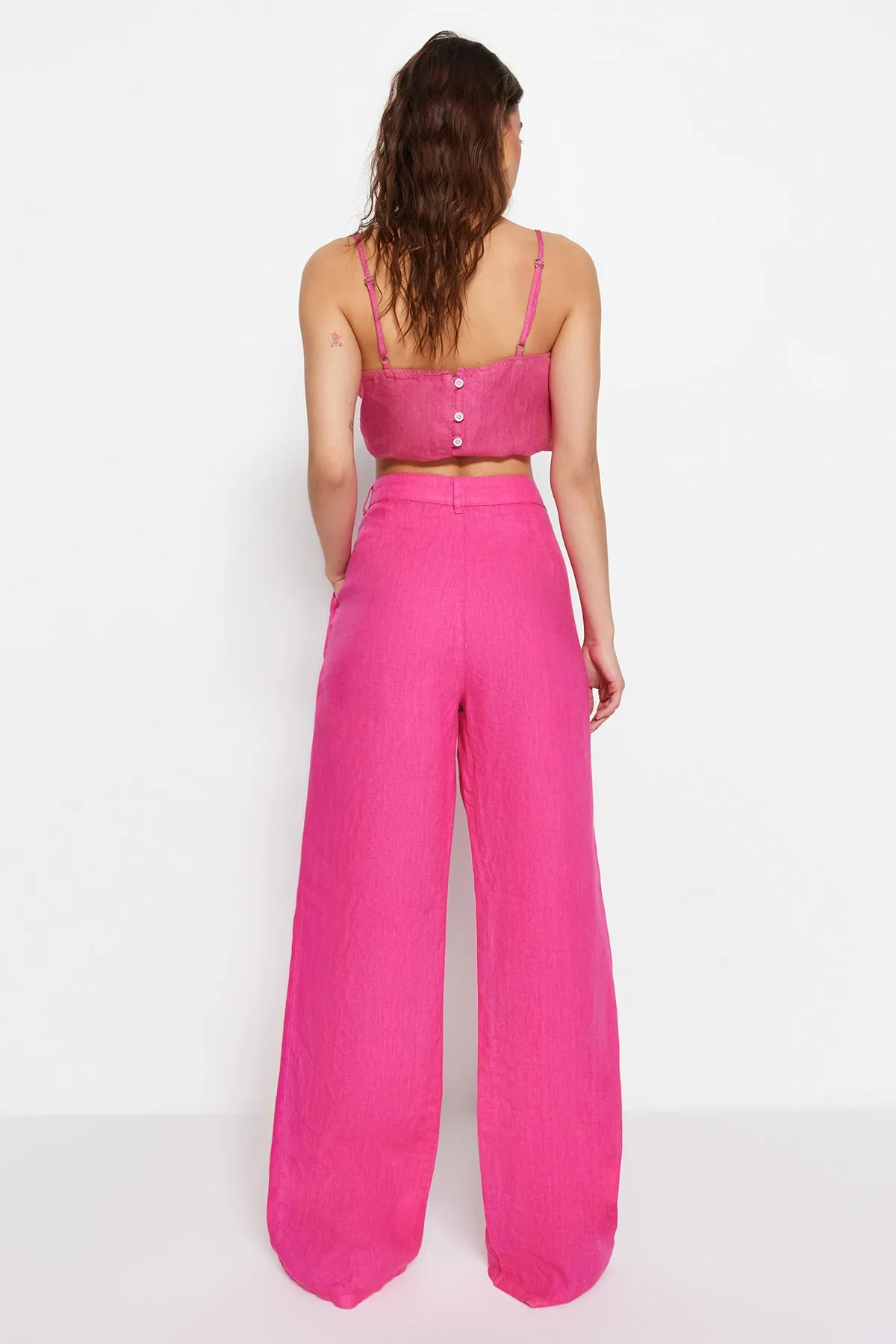 Trendyol Collection  Rosa Plissierte Hose aus 100 % Leinen mit hoher Taille und weitem Bein TWOSS23JE00294