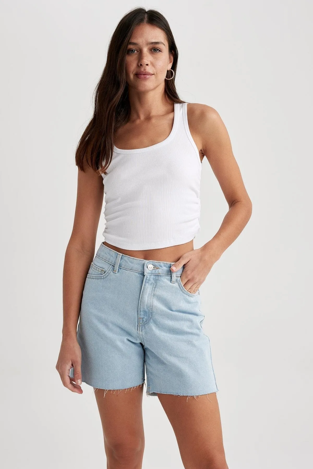 DeFacto  Boyfriend Jeans-Shorts mit normaler Taille und Cut-Toe-Details A2691ax23sm