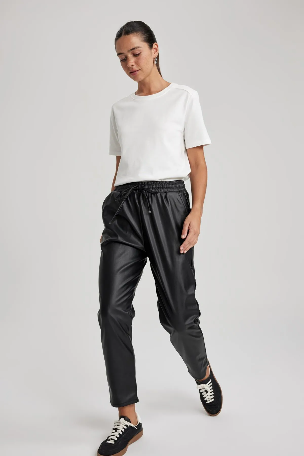 DeFacto  Hose aus Kunstleder mit hoher Taille und Joggertaschen