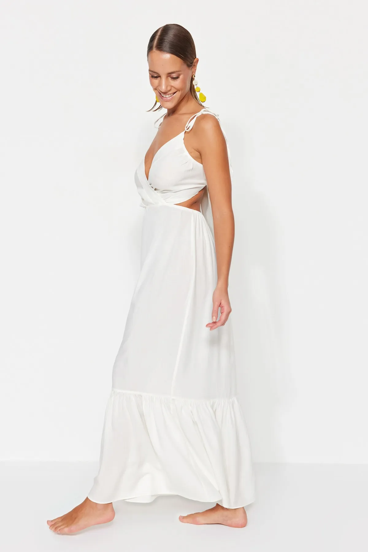 Trendyol Collection  Weißes, gewebtes Maxi-Strandkleid mit Cut-Outs und Fenstern TBESS23EL00085