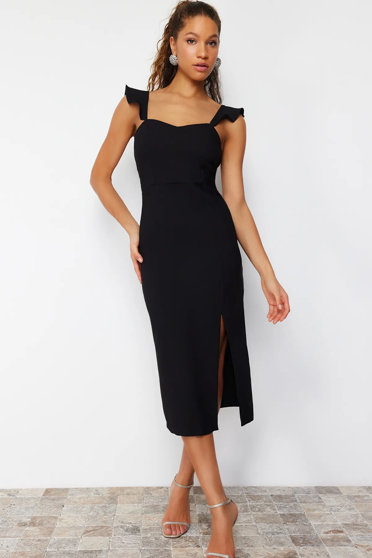 Trendyol Collection  Schwarzes, gewebtes Kleid mit Rüschenträgern TPRSS24EL00134