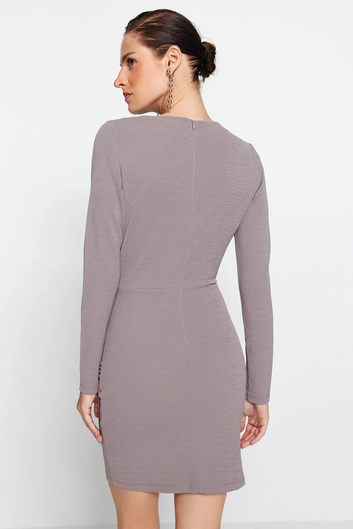 Trendyol Collection  Nerzfarbenes, detailliertes Mini-Strickkleid aus strukturiertem, drapiertem Krepp TWOAW24EL00137