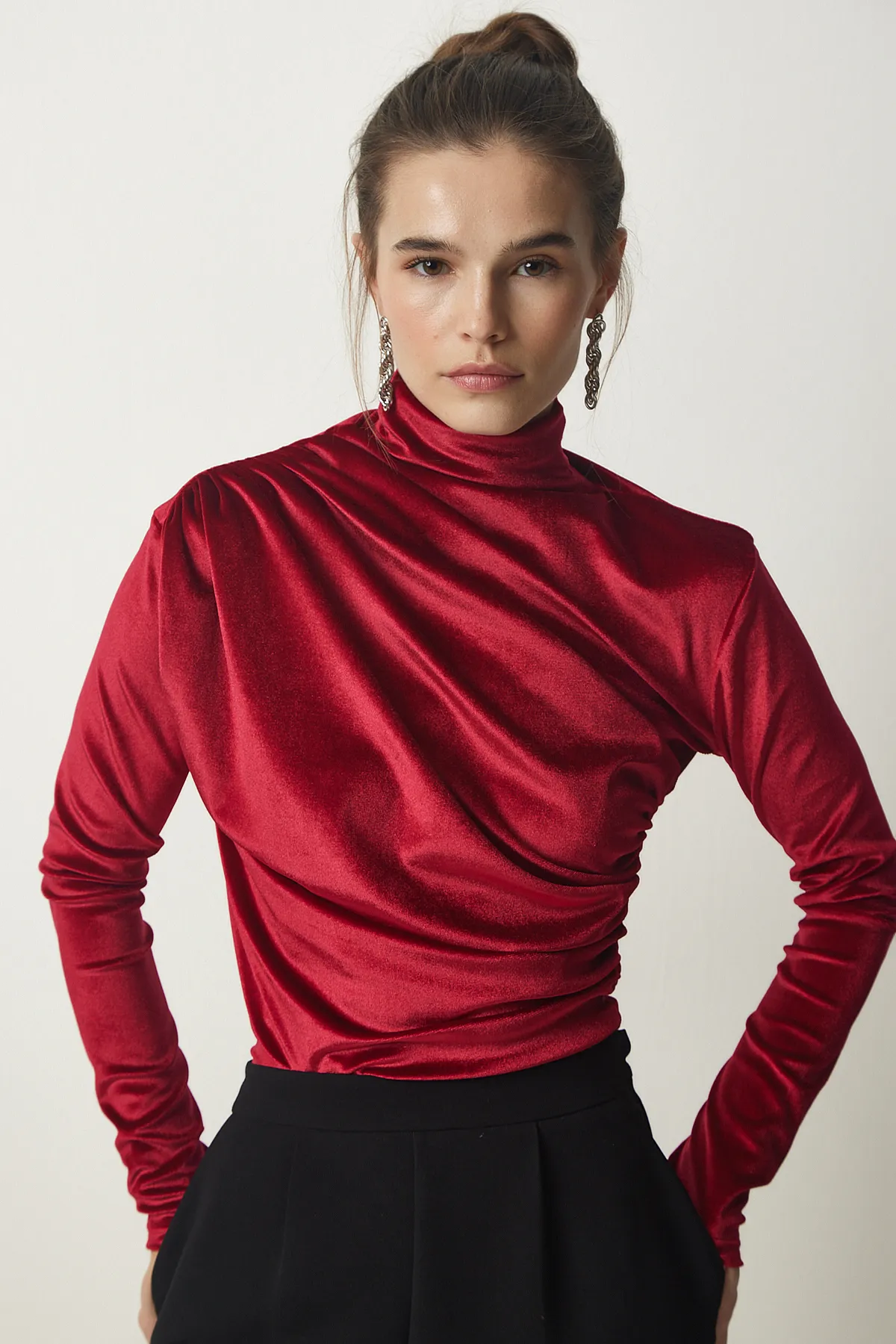 Happiness İstanbul  Stilvolle Damenbluse aus Samt mit gerafftem Kragen in Rot FF00144