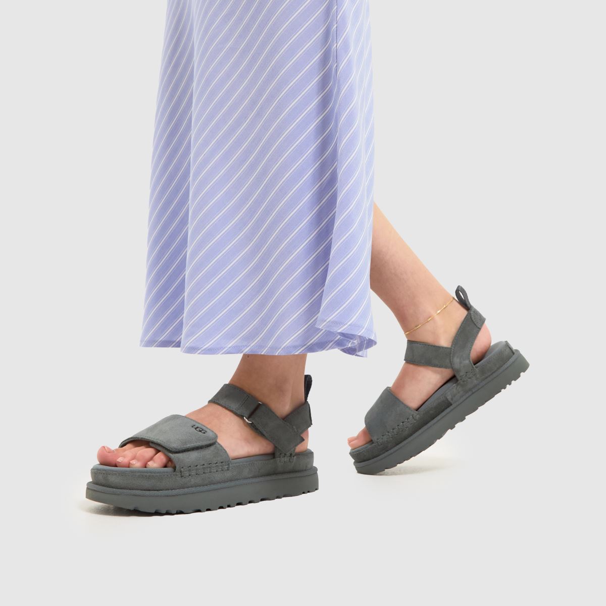 UGG Goldenstar szandálok esőben