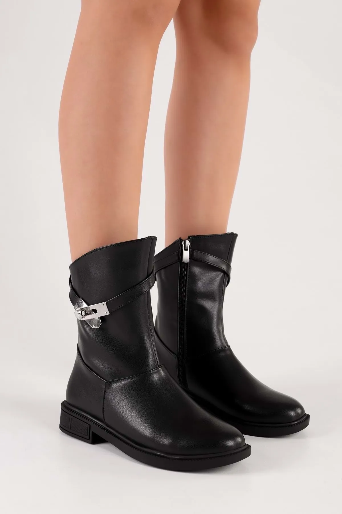 Shoeberry  Damen-Stiefel Mayslie Black Skin mit Schnalle und flachem Absatz Black Skin