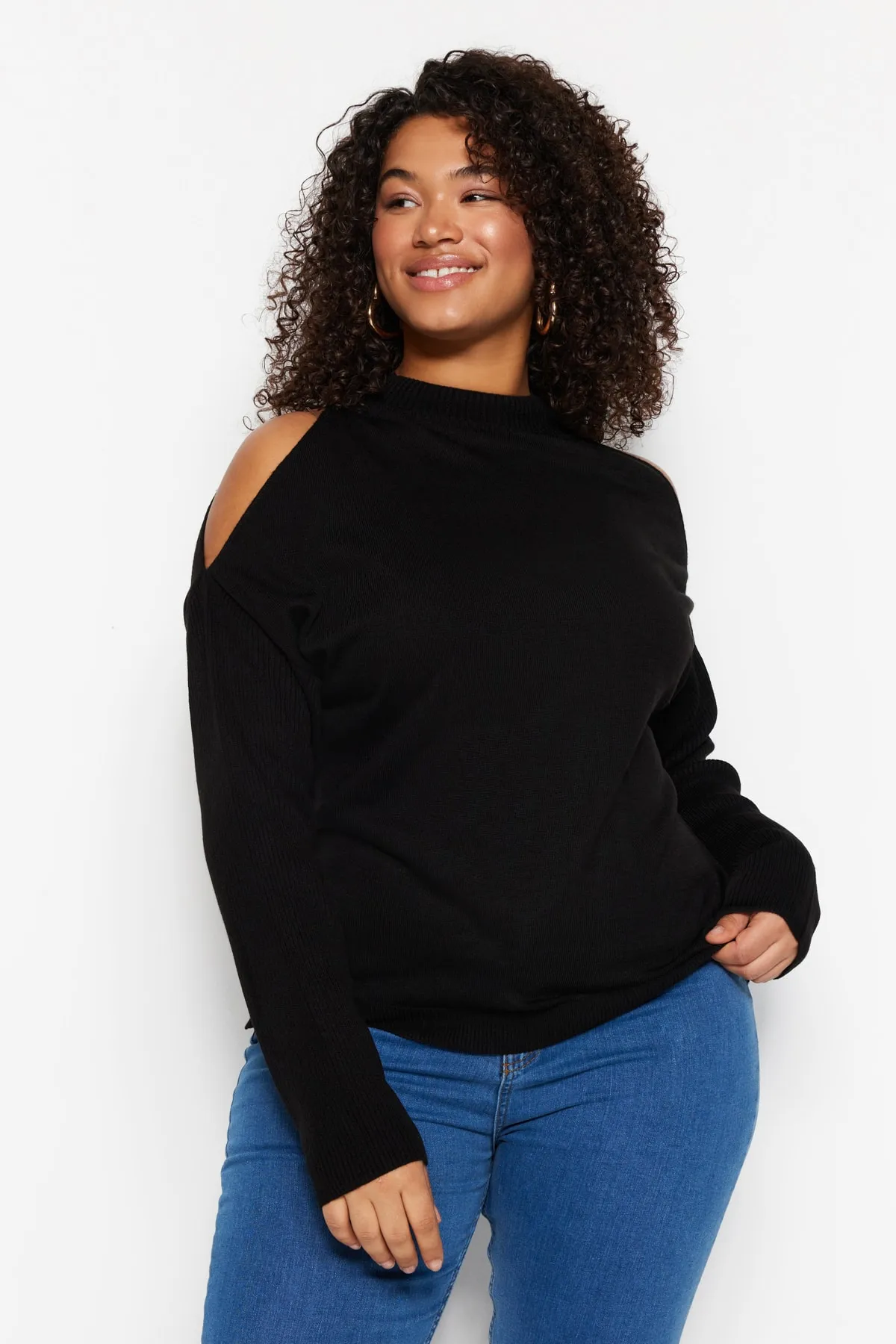 Trendyol Curve  Schwarzer, detaillierter Strickpullover mit Cut-Outs